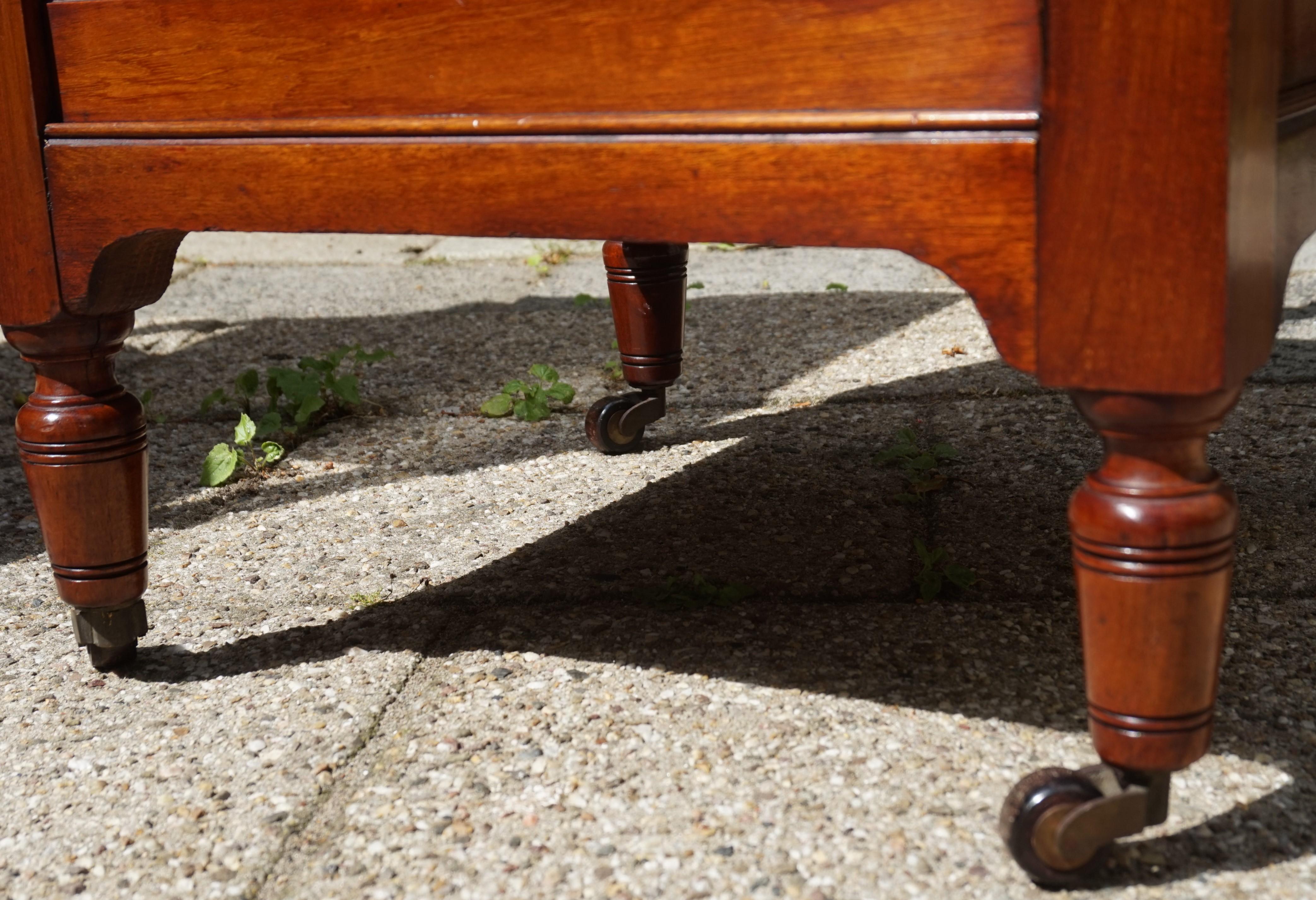 Paire d'anciennes tables de nuit en bois de noyer avec incrustation d'érable à œil d'oiseau et plateaux en marbre en vente 2