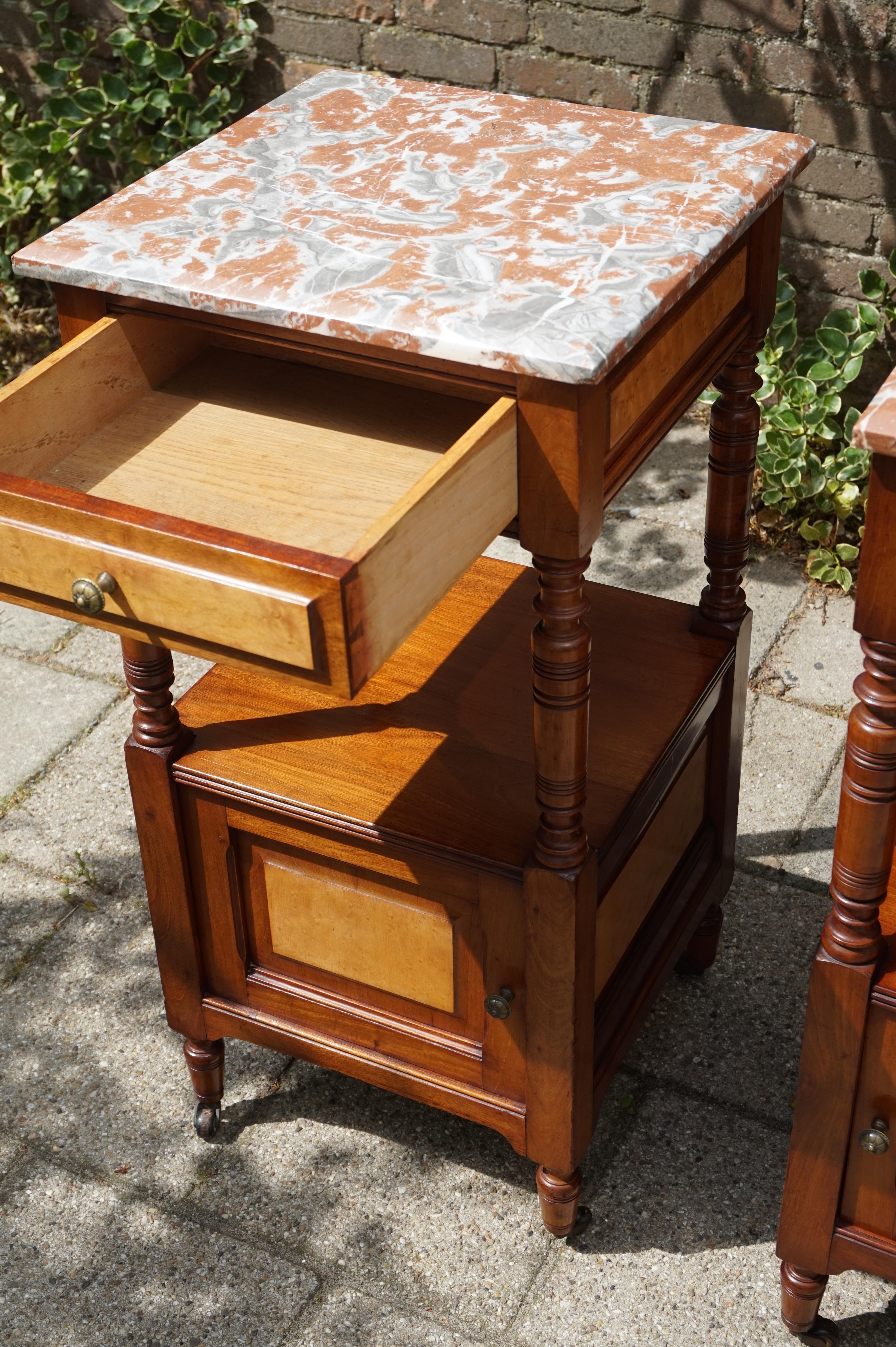 Antique Pair of Nutwood Nightstands with Bird's-Eye Maple Inlay and Marble Tops For Sale 3