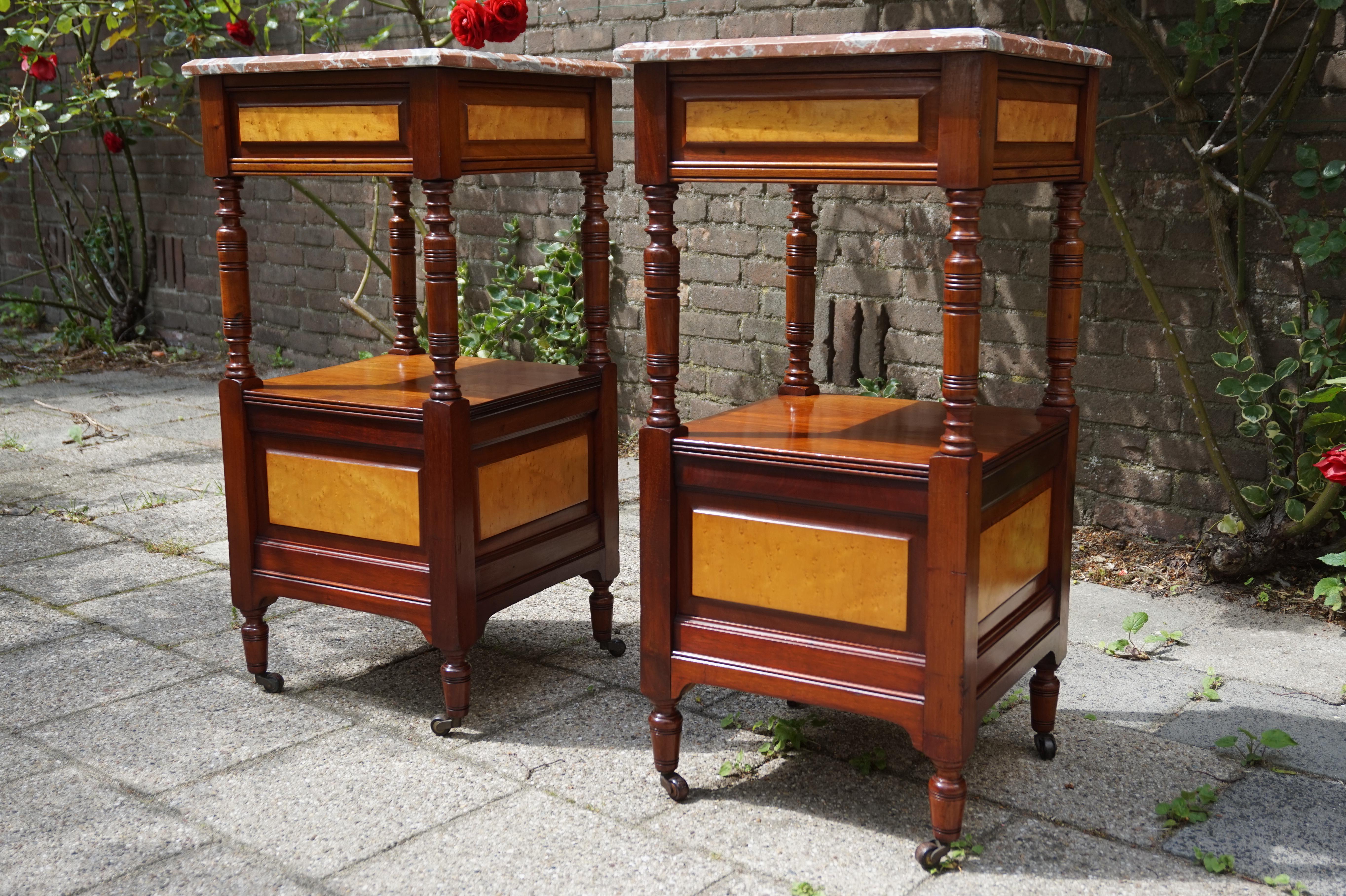 Antique Pair of Nutwood Nightstands with Bird's-Eye Maple Inlay and Marble Tops For Sale 4