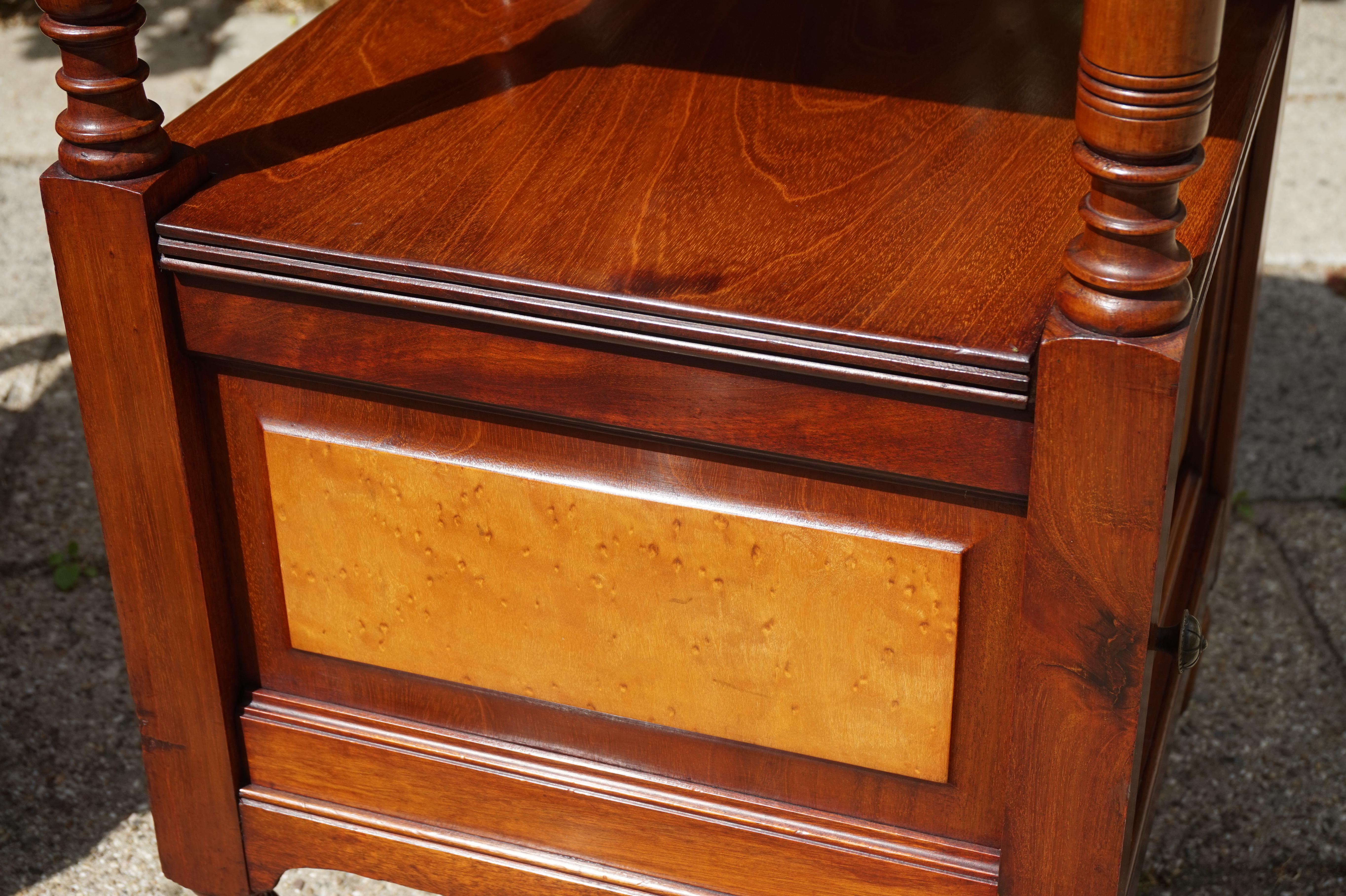 Antique Pair of Nutwood Nightstands with Bird's-Eye Maple Inlay and Marble Tops For Sale 5