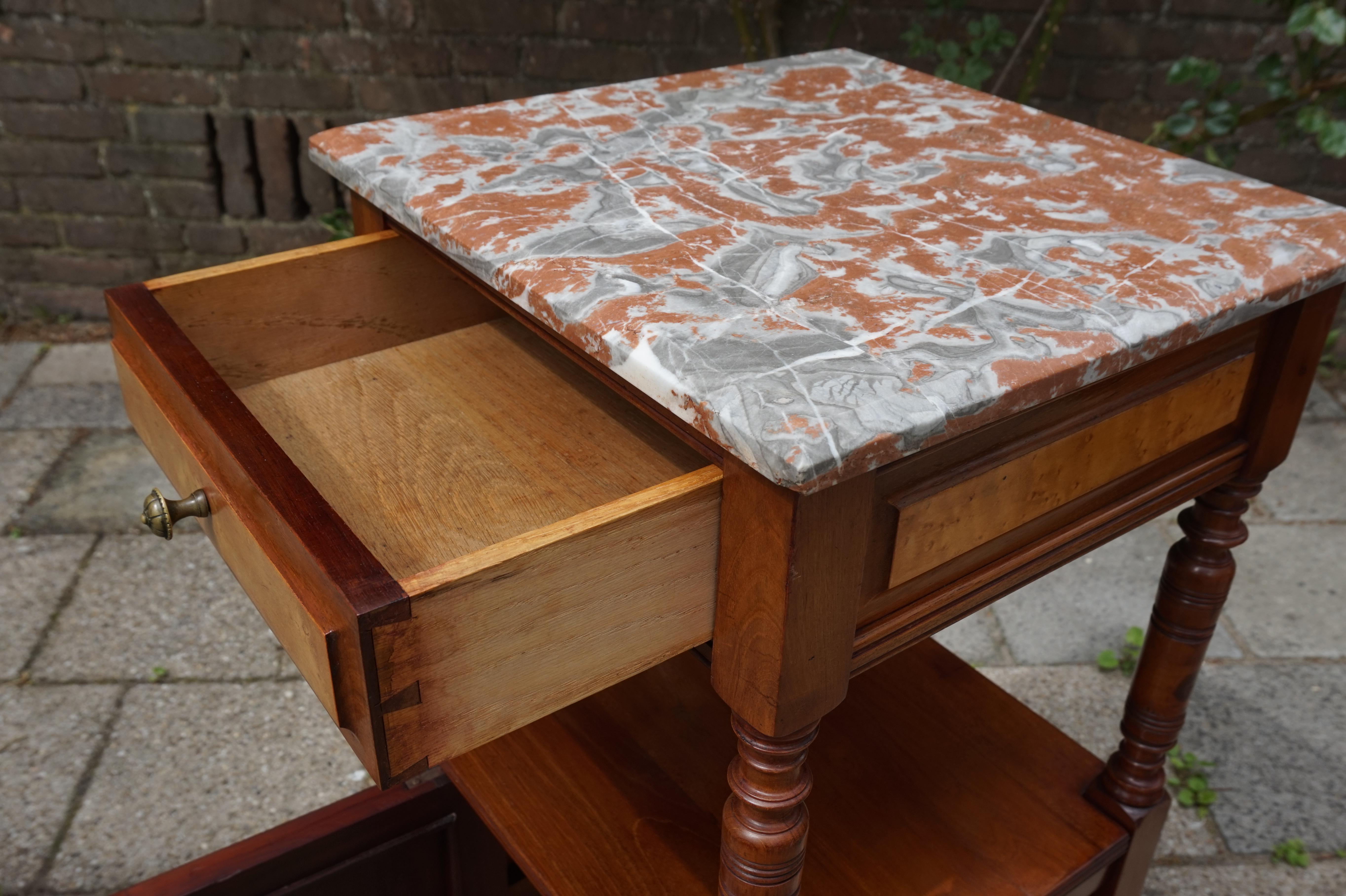 Antique Pair of Nutwood Nightstands with Bird's-Eye Maple Inlay and Marble Tops For Sale 7