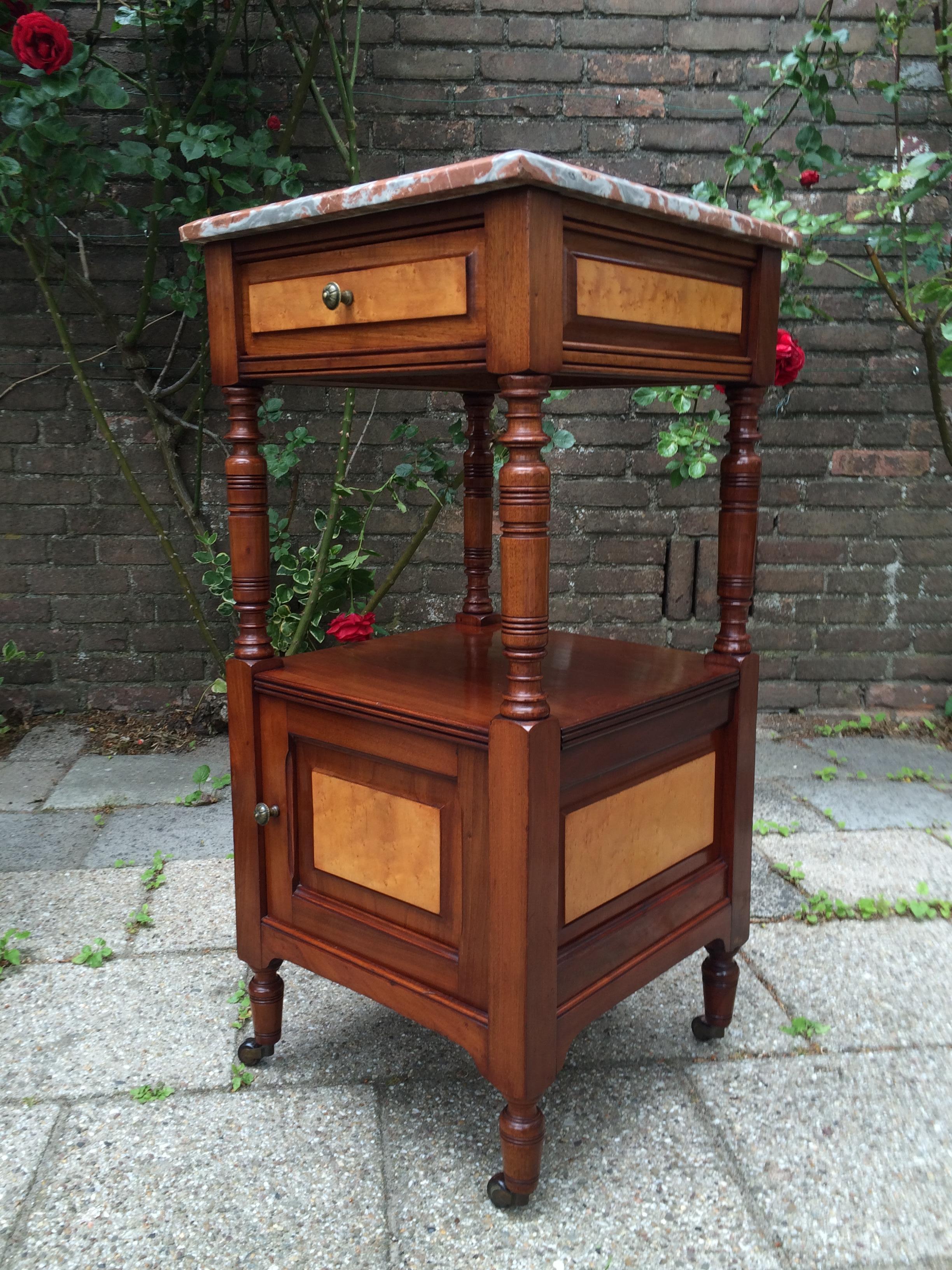Jugendstil Antique Pair of Nutwood Nightstands with Bird's-Eye Maple Inlay and Marble Tops For Sale