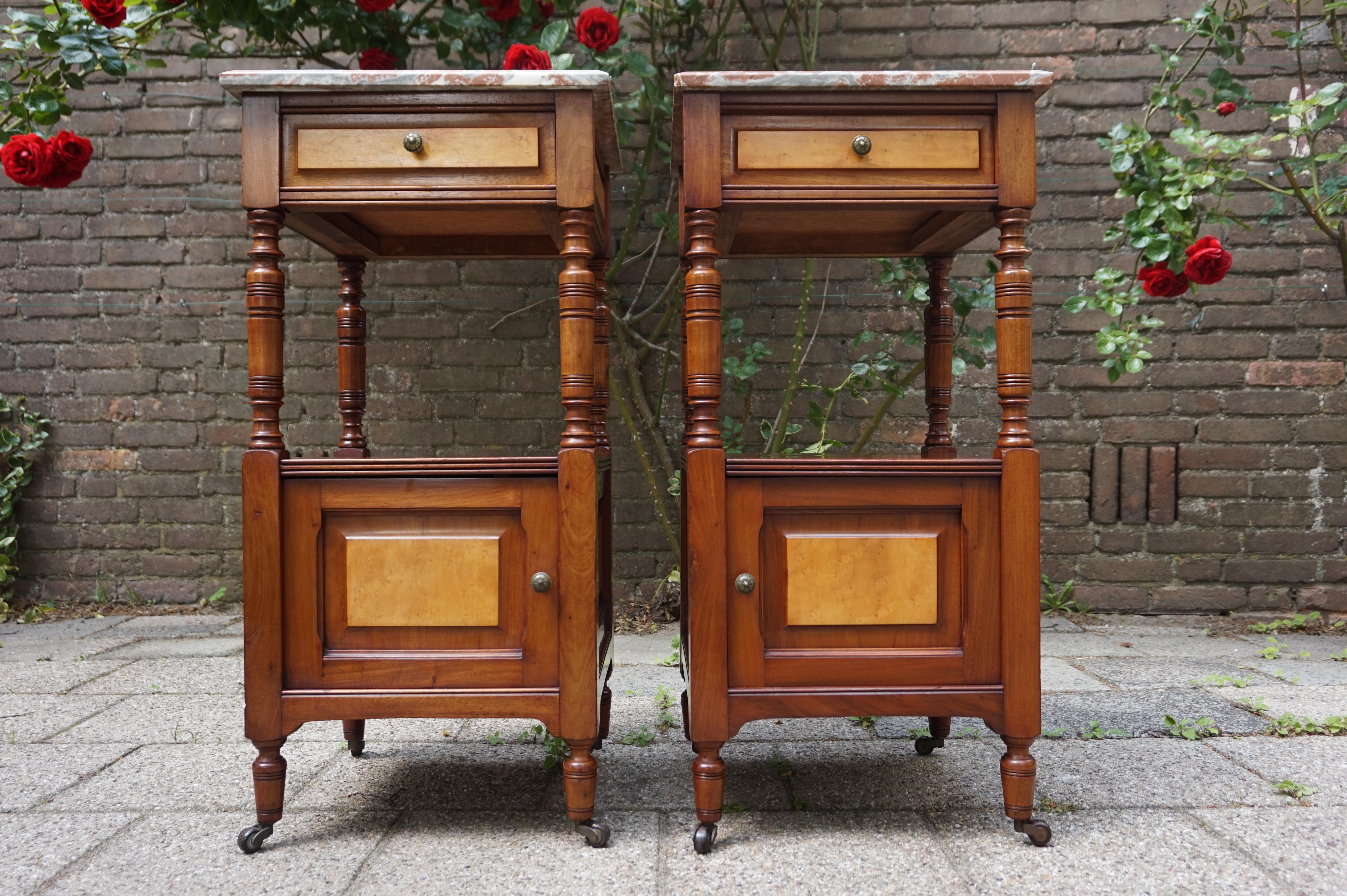 Antique Pair of Nutwood Nightstands with Bird's-Eye Maple Inlay and Marble Tops In Good Condition In Lisse, NL