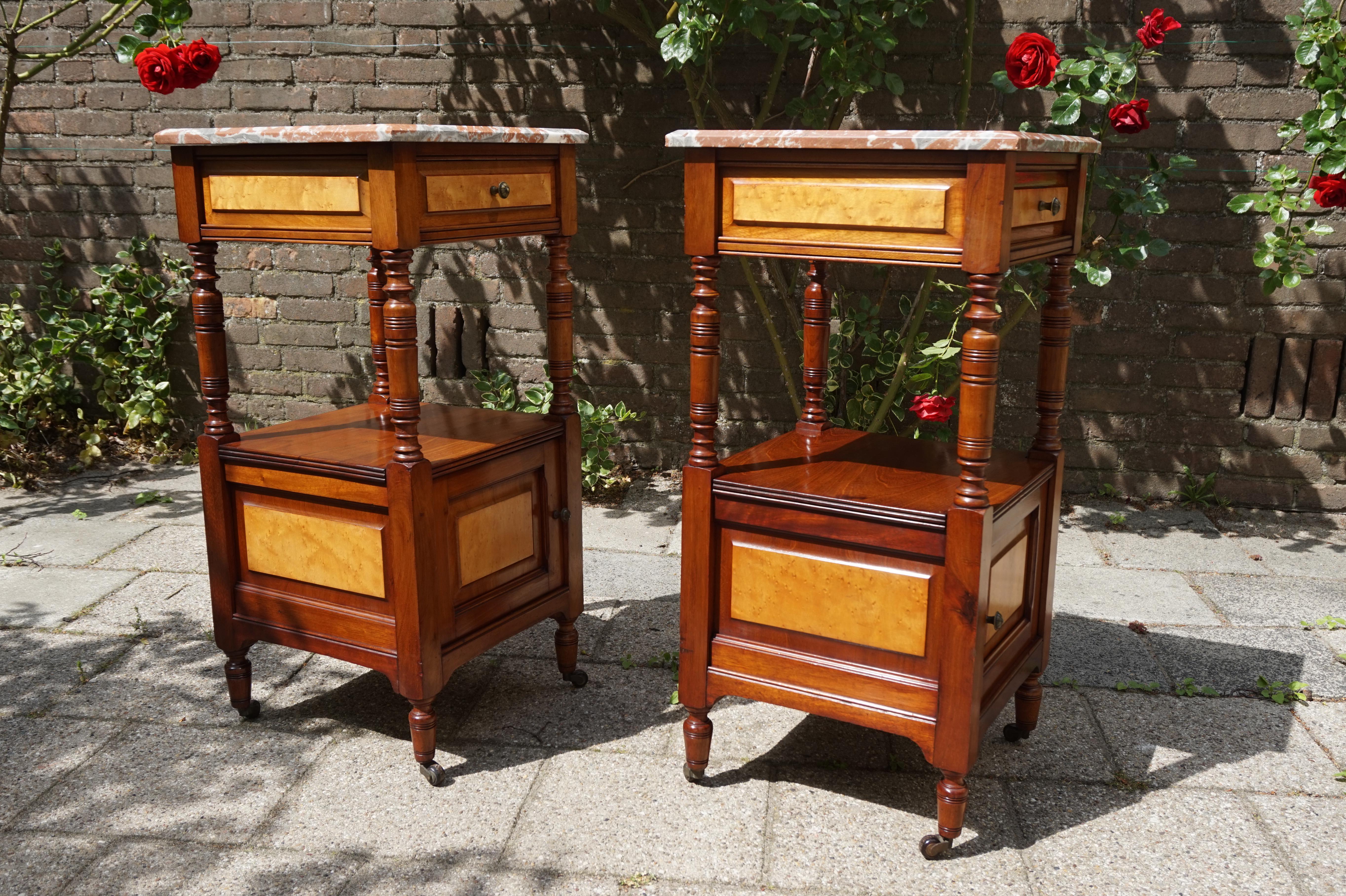 Antique Pair of Nutwood Nightstands with Bird's-Eye Maple Inlay and Marble Tops For Sale 1