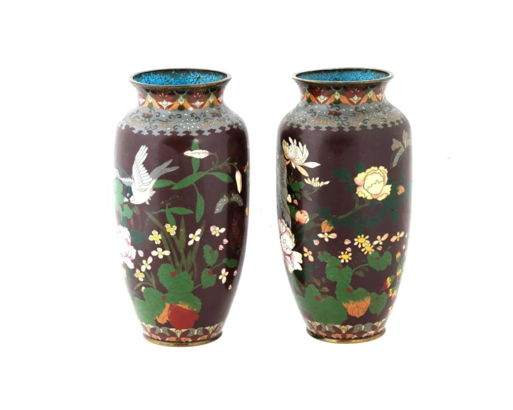 Paar antike maroonische japanische Cloisonné-Emaille-Vasen aus Cloisonné (Japanisch) im Angebot
