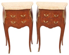 Ancienne paire de tables de chevet en marqueterie avec dessus en marbre - Tables de nuit