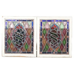 Paire de fenêtres Arts & Crafts assorties en verre plombé et teinté datant d'environ 1900