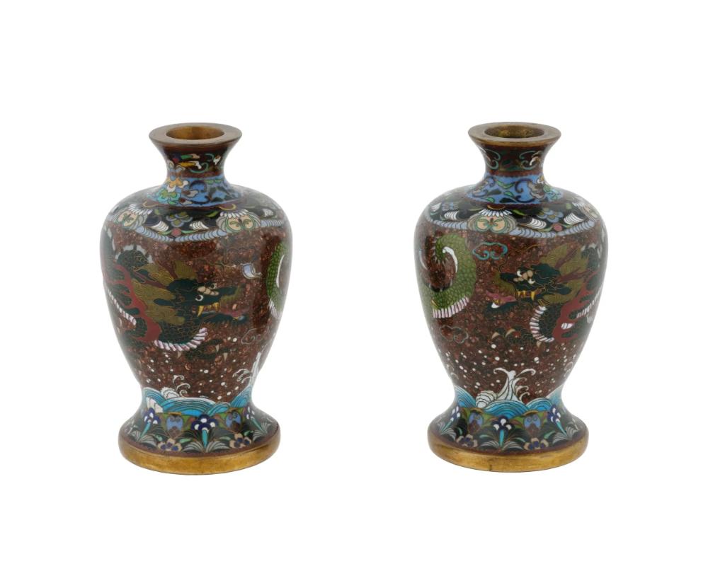 Una coppia di antichi vasi giapponesi identici in rame con smalto cloisonne. Tardo periodo Meiji, circa 1885. Forma a balaustro, base solida, collo pronunciato. Fondo a scaglie di pietra dorata, motivo del drago verde. Decorazioni orientali da
