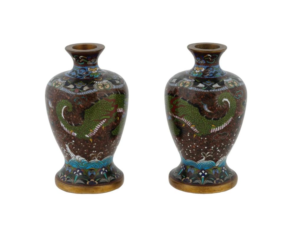 Giapponese Antica coppia di vasi Meiji giapponesi con smalto cloisonne e drago in pietra dorata in vendita