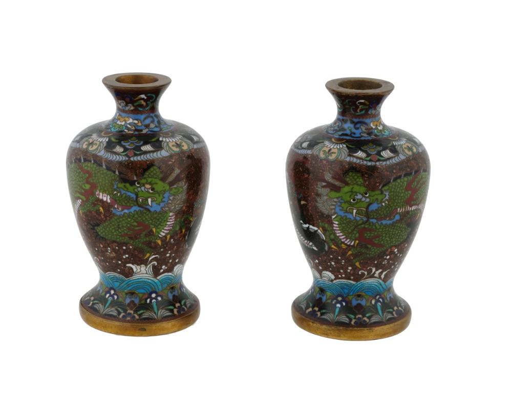 Cloisonné Antica coppia di vasi Meiji giapponesi con smalto cloisonne e drago in pietra dorata in vendita