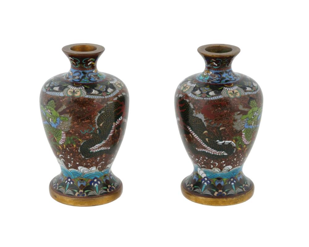 Antica coppia di vasi Meiji giapponesi con smalto cloisonne e drago in pietra dorata In condizioni buone in vendita a New York, NY