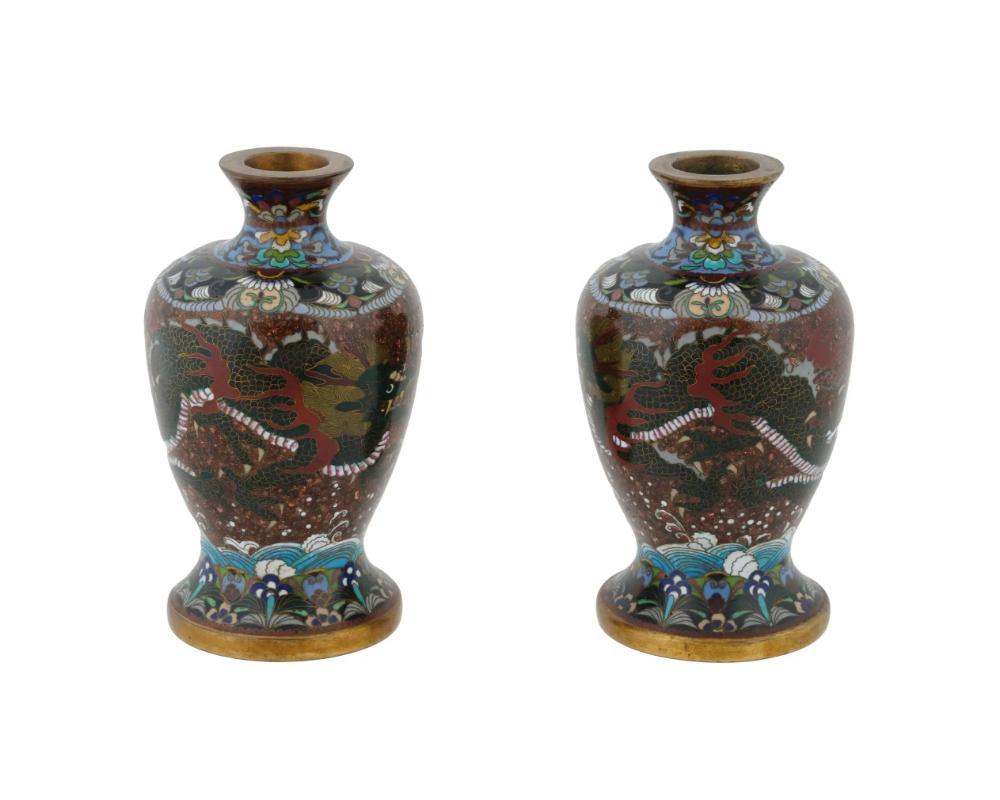 XIX secolo Antica coppia di vasi Meiji giapponesi con smalto cloisonne e drago in pietra dorata in vendita