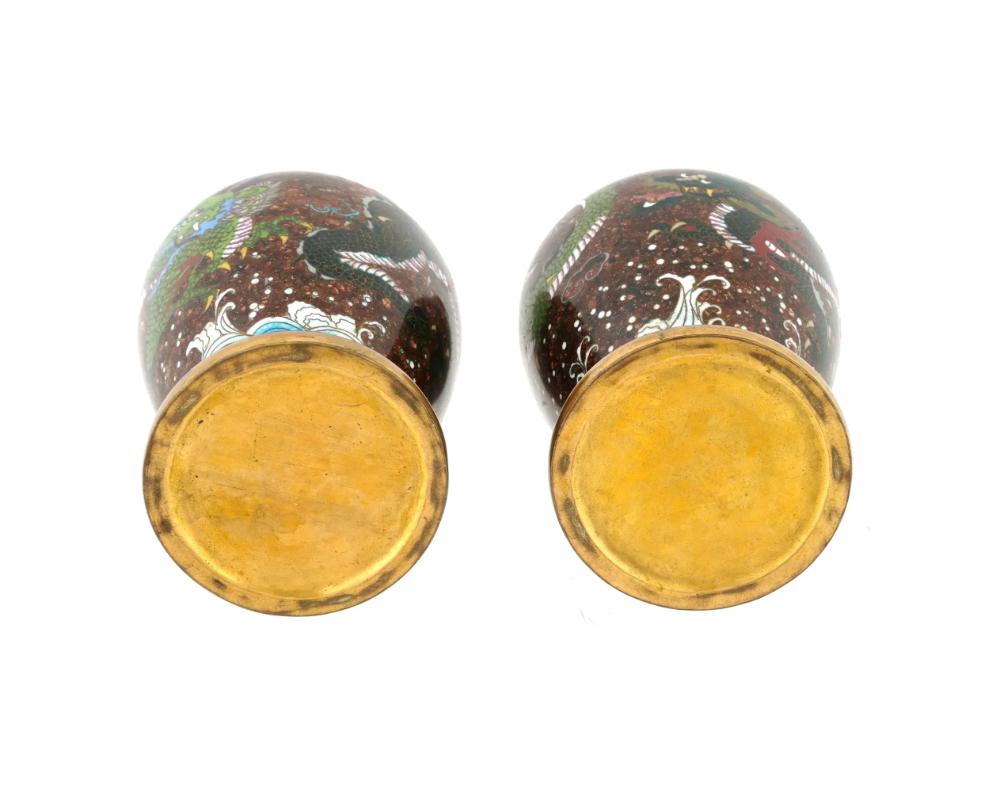Antica coppia di vasi Meiji giapponesi con smalto cloisonne e drago in pietra dorata in vendita 1