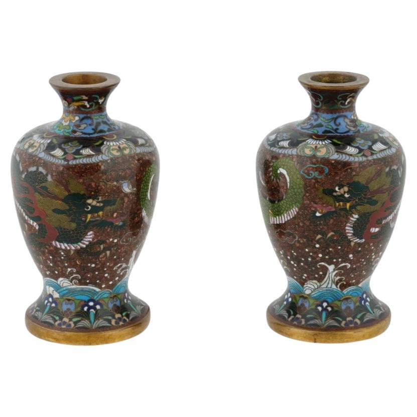 Pareja antigua de jarrones japoneses Meiji con esmalte de cloisonné y piedra dorada en forma de dragón