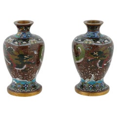 Pareja antigua de jarrones japoneses Meiji con esmalte de cloisonné y piedra dorada en forma de dragón