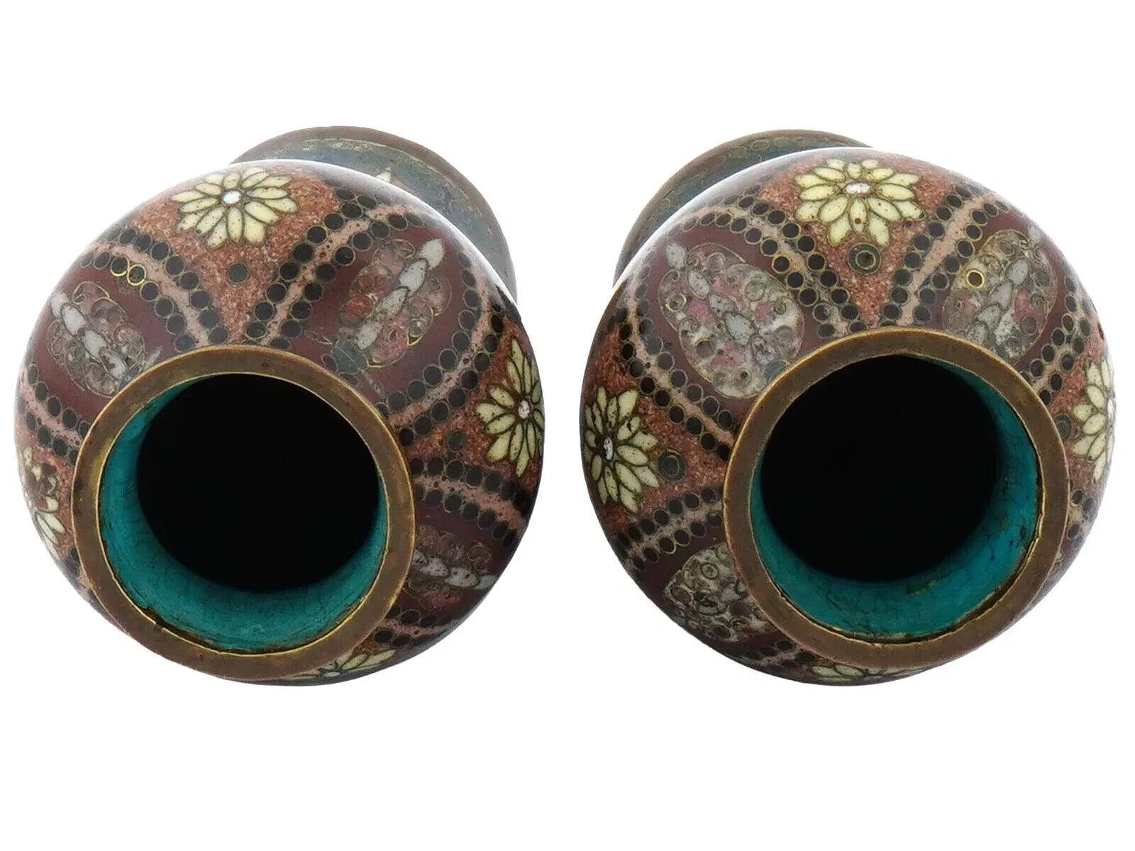 Pareja Antigua De Jarrones Japoneses Meiji De Cloisonné Esmaltado Con Piedra De Oro siglo XX en venta