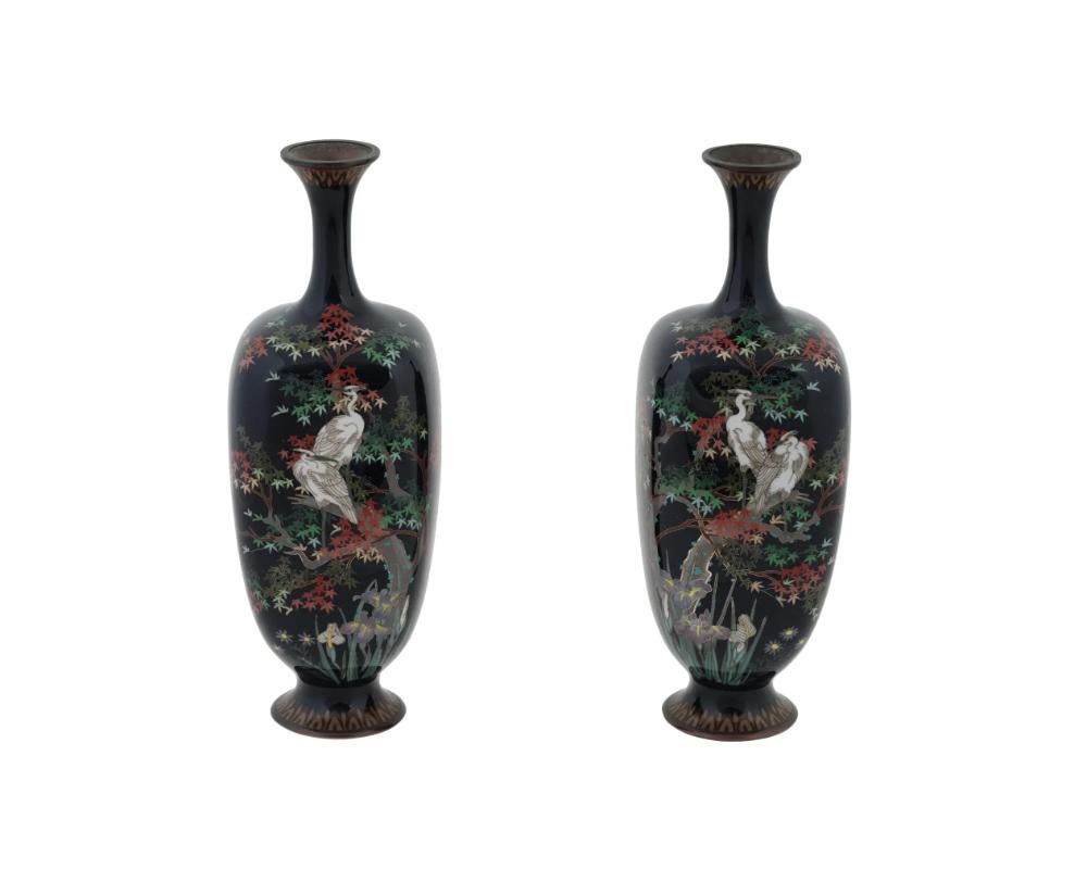 Antica coppia di vasi da giardino Meiji giapponesi in smalto cloisonne con cicogna in fiore
Filo d'argento di alta qualità
Coppia di antichi vasi giapponesi in rame con smalto cloisonne. Tardo periodo Meiji, circa 1895. Forma allungata della