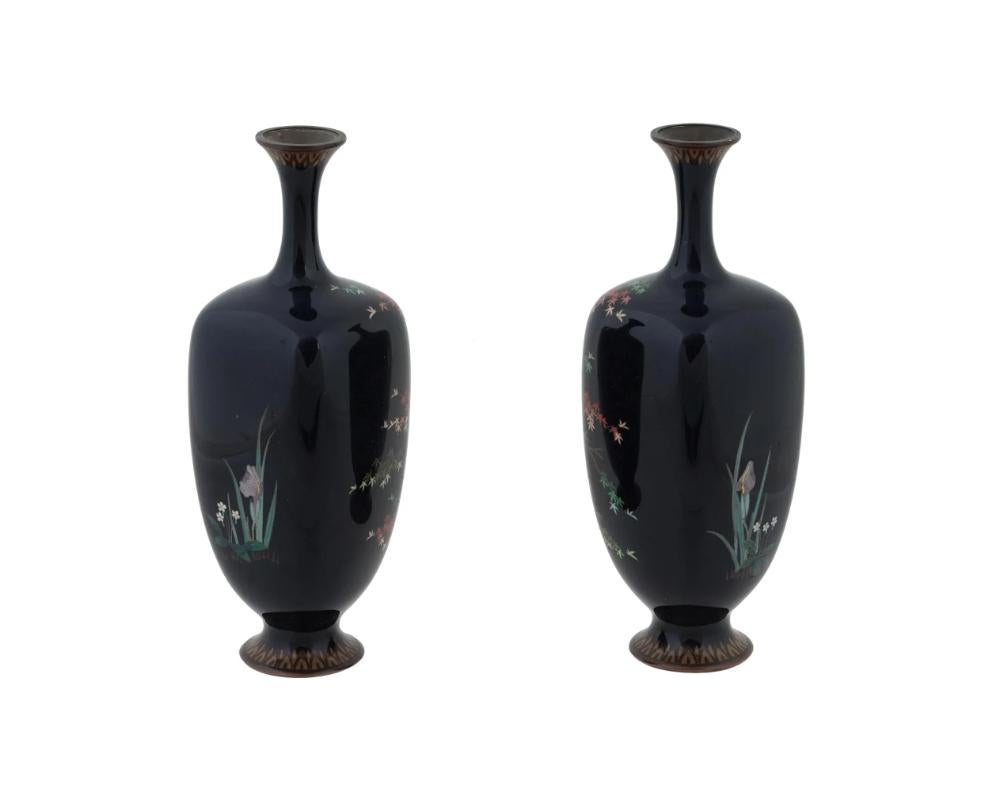 Cloisonné Antica coppia di vasi da giardino Meiji giapponesi in smalto cloisonne con cicogna in fiore a in vendita