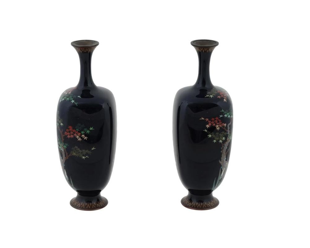 XIX secolo Antica coppia di vasi da giardino Meiji giapponesi in smalto cloisonne con cicogna in fiore a in vendita