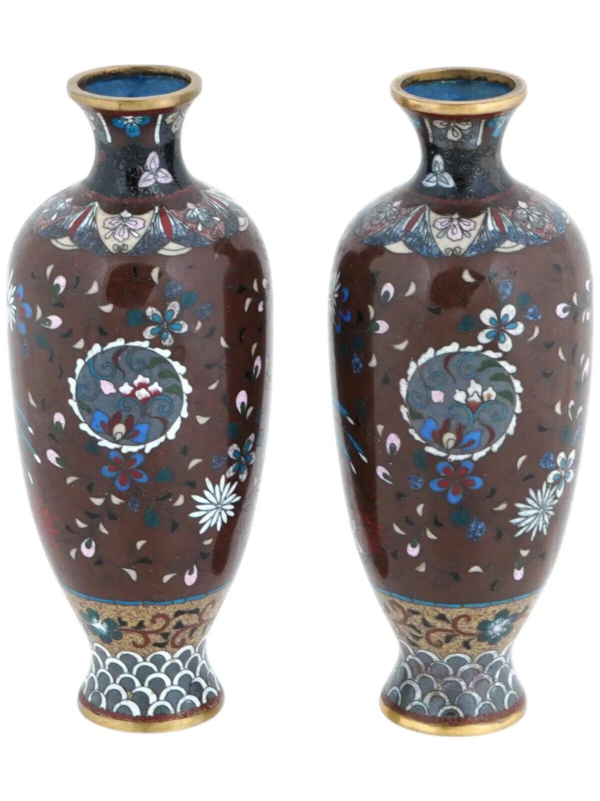 Ein Paar identischer antiker japanischer Kupfervasen mit Cloisonne-Emaille-Muster. Späte Meiji-Zeit, vor 1912. Langgestreckte Balusterform mit ausgeprägtem Hals. Florales Ornament mit blauen Akzenten auf braunem Hintergrund. Collectional Oriental