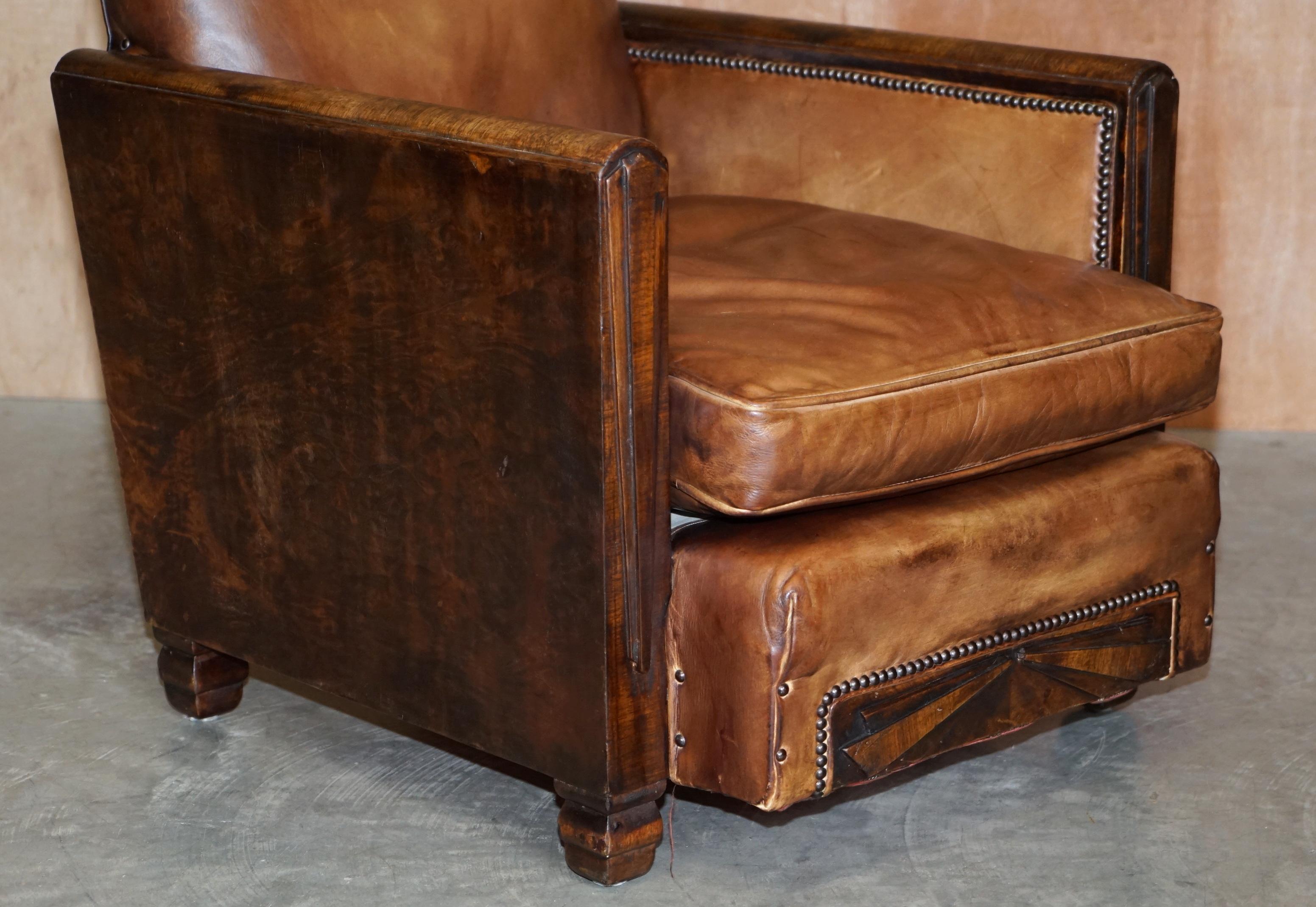 Paire de fauteuils anciens Metropolitan Art Déco 1920 en cuir marron teint à la main en vente 4