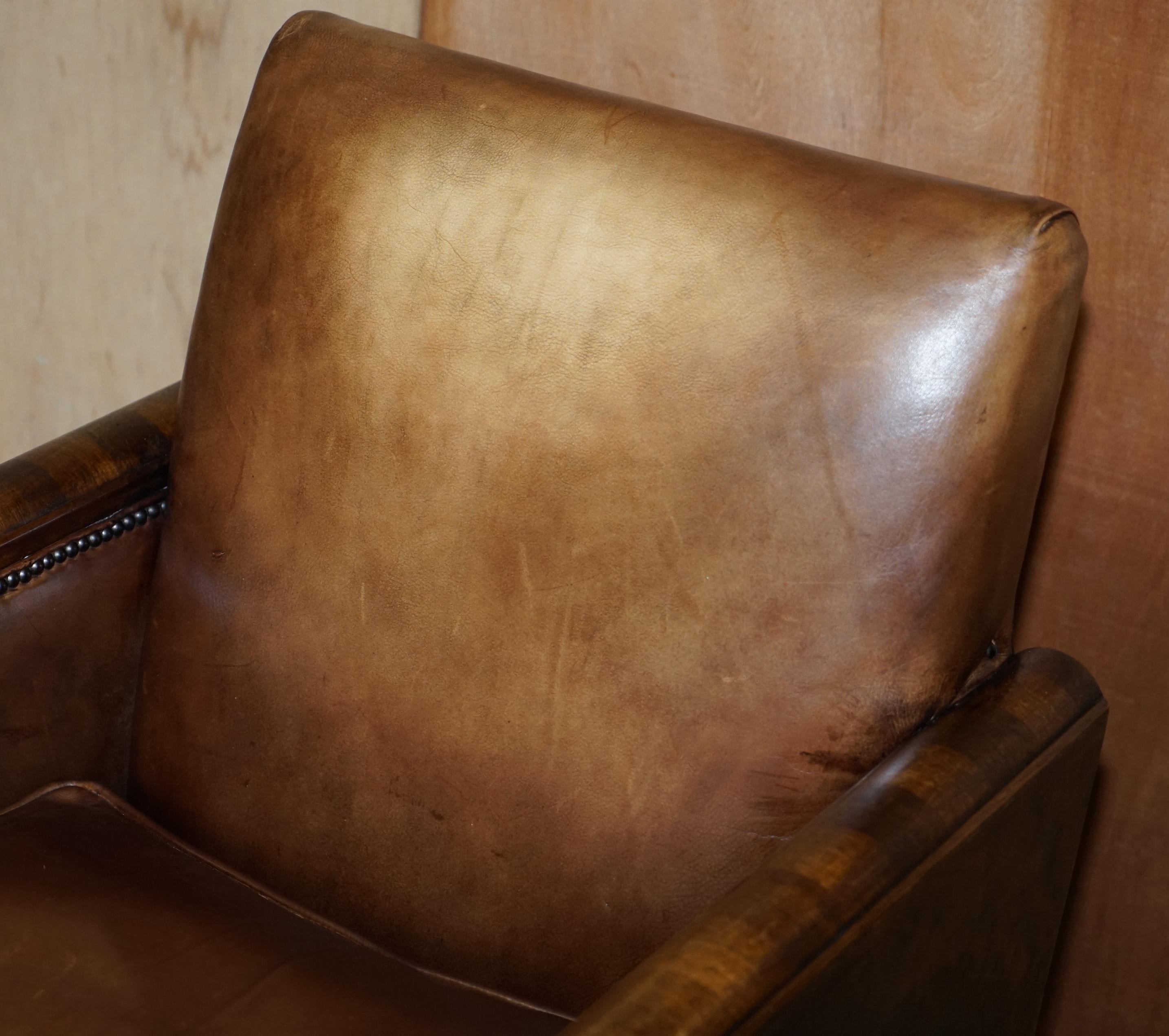Paire de fauteuils anciens Metropolitan Art Déco 1920 en cuir marron teint à la main en vente 8