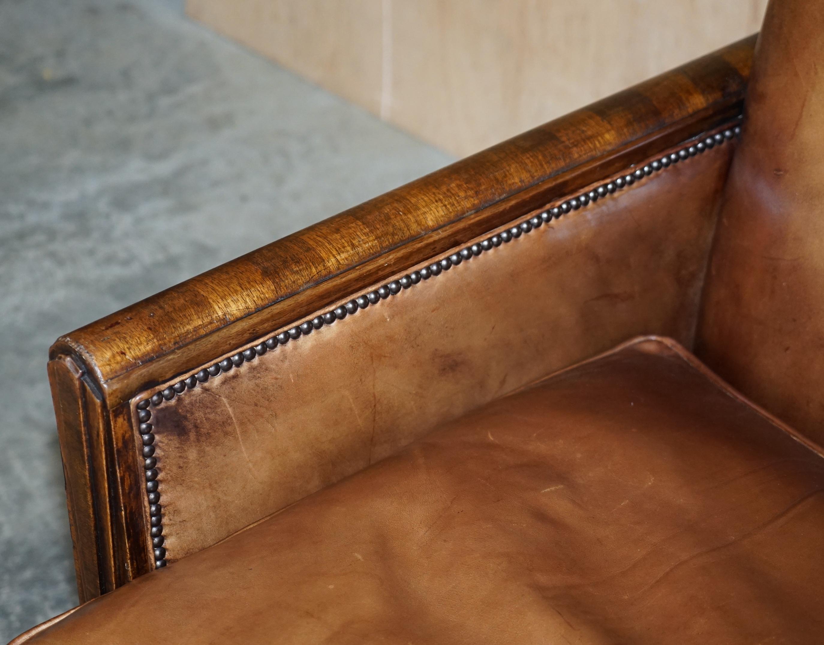 Paire de fauteuils anciens Metropolitan Art Déco 1920 en cuir marron teint à la main en vente 9