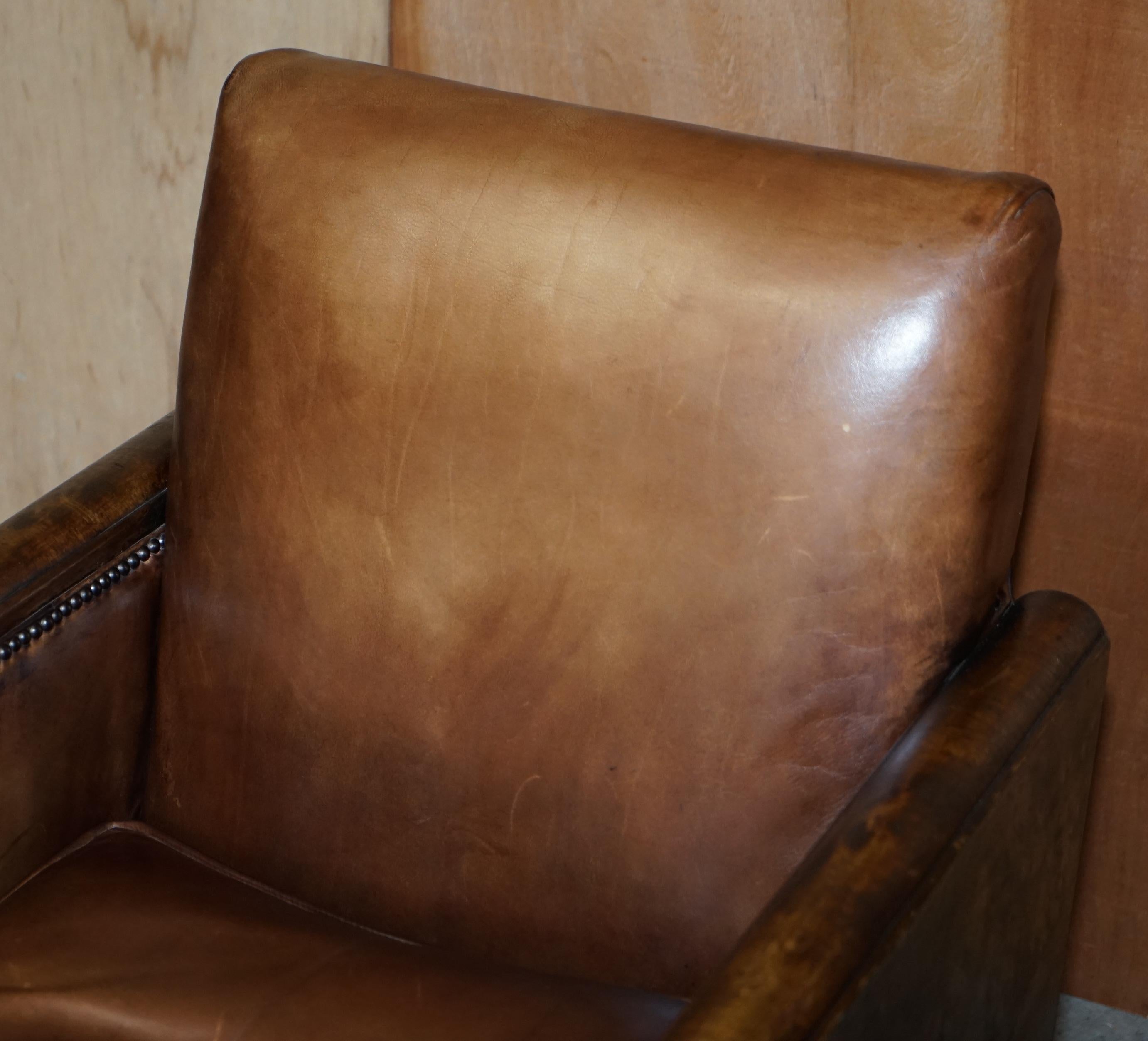 Anglais Paire de fauteuils anciens Metropolitan Art Déco 1920 en cuir marron teint à la main en vente