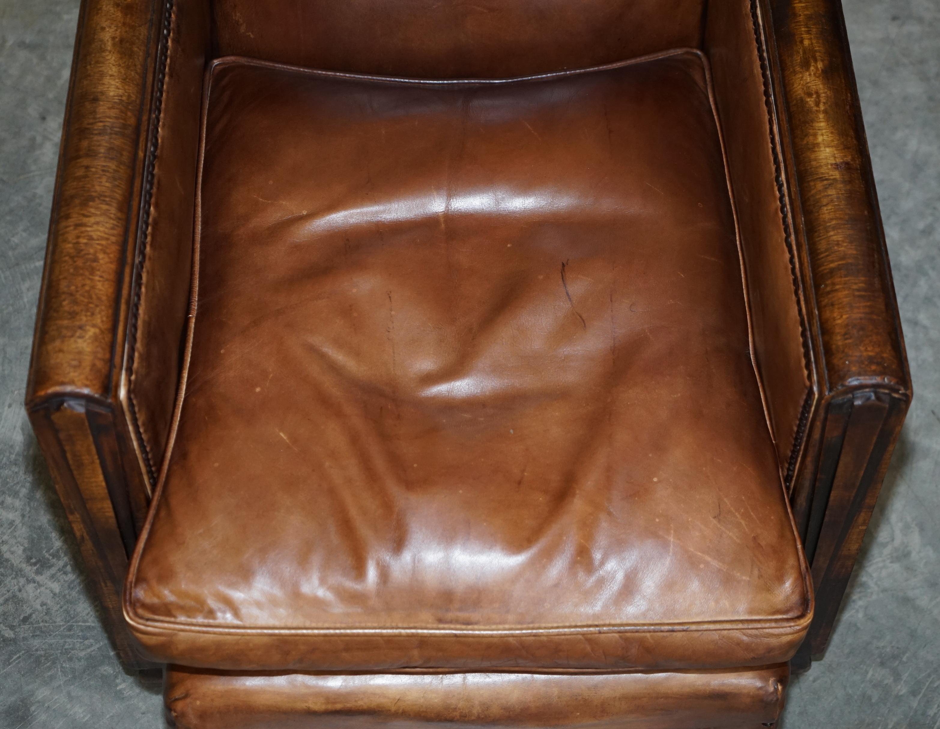 Début du 20ème siècle Paire de fauteuils anciens Metropolitan Art Déco 1920 en cuir marron teint à la main en vente