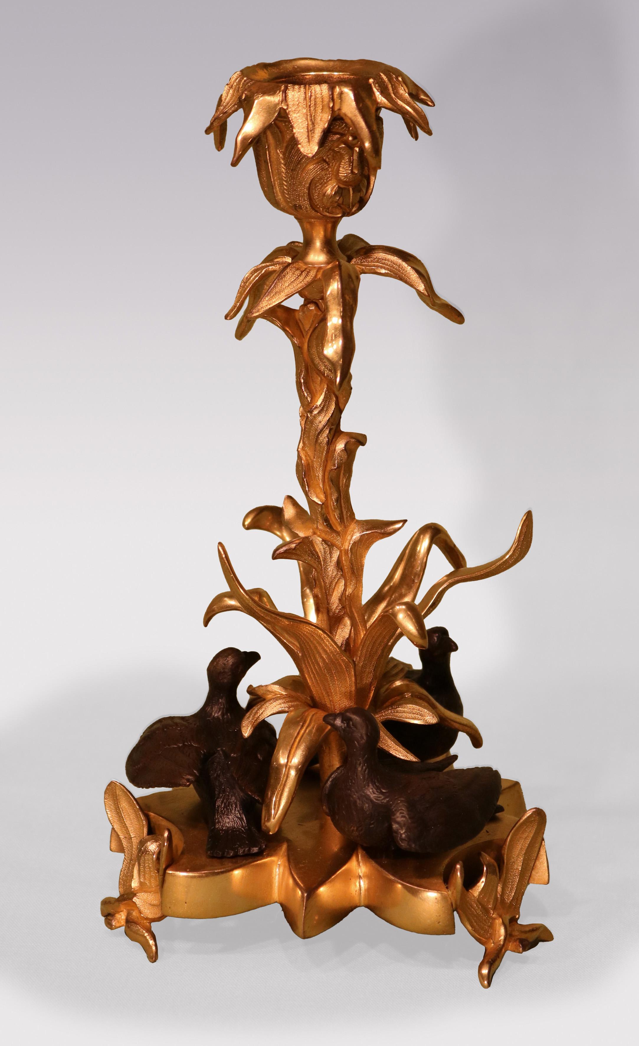 Ein Paar Bronze- und Ormolu-Kerzenständer aus der Mitte des 19. Jahrhunderts mit ungewöhnlichen Stängeln, die auf sternförmigen Sockeln mit gut gegossenen Gänsen auf Beinen mit ähnlichem Blattdesign ruhen.