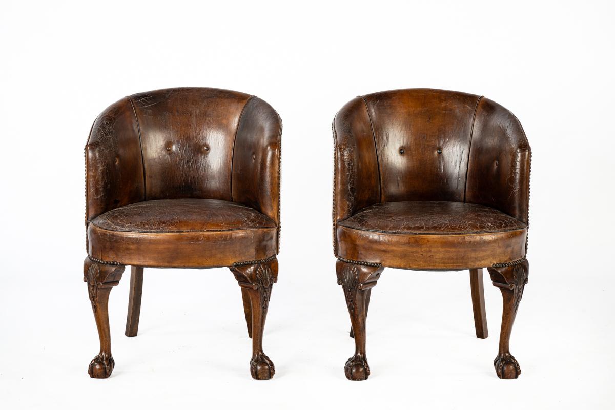 Ces deux fauteuils compacts sont un exemple étonnant d'artisanat classique et de design d'intérieur intemporel. Conçus dans l'élégant style Chippendale, ils se distinguent par leurs pieds griffes et boules caractéristiques et leurs motifs de