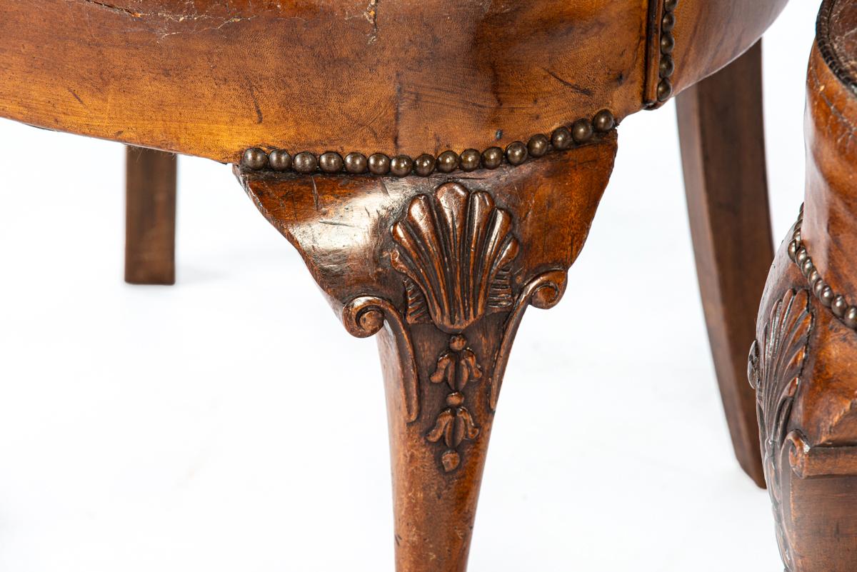 Paire de fauteuils Chippendale anglais du milieu du 19ème siècle, marron chaud, anciens en vente 2