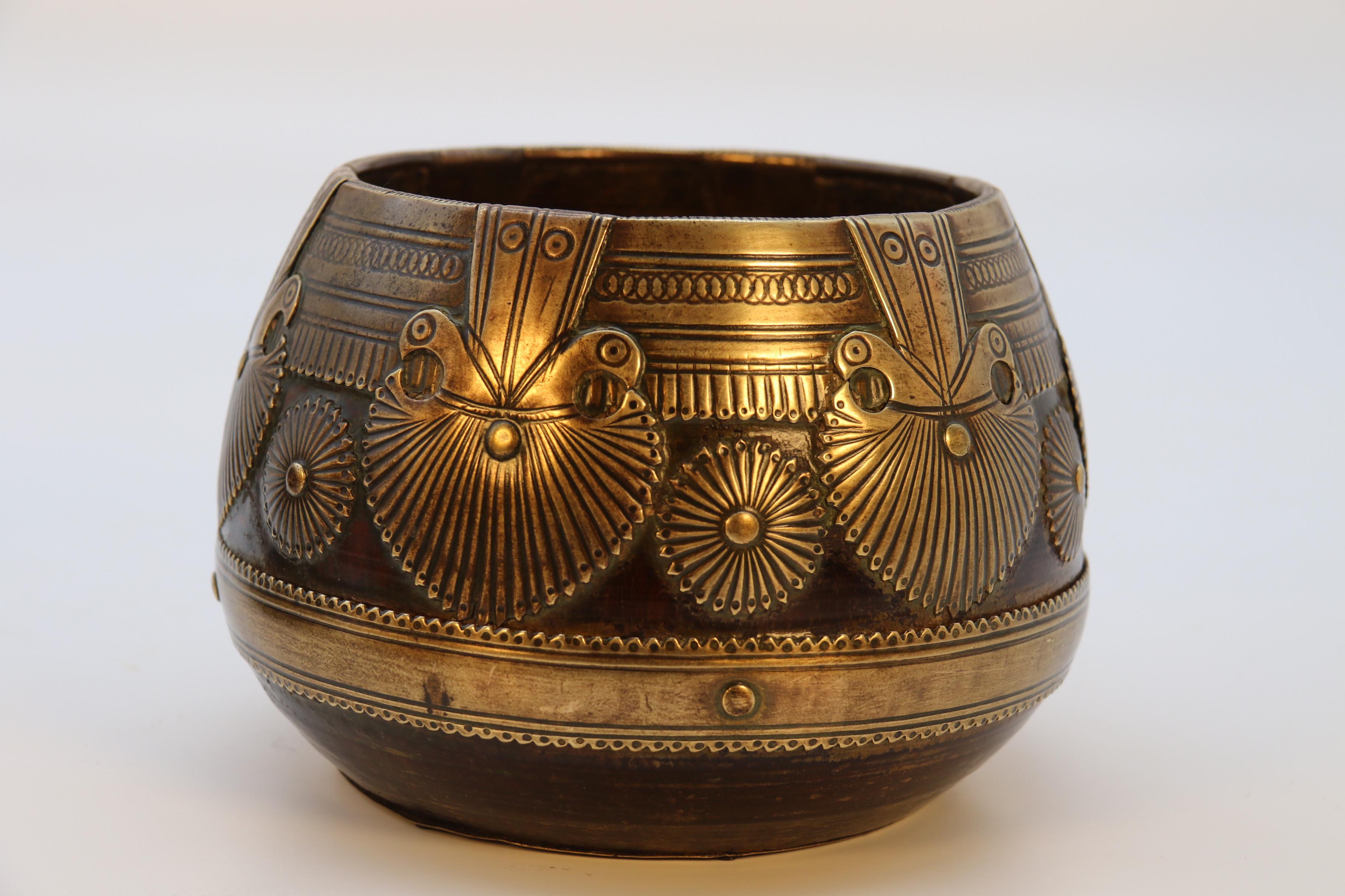 Antique pair of mid 19th century Raj period Indian ceremonial bowls circa 1860 For Sale 3