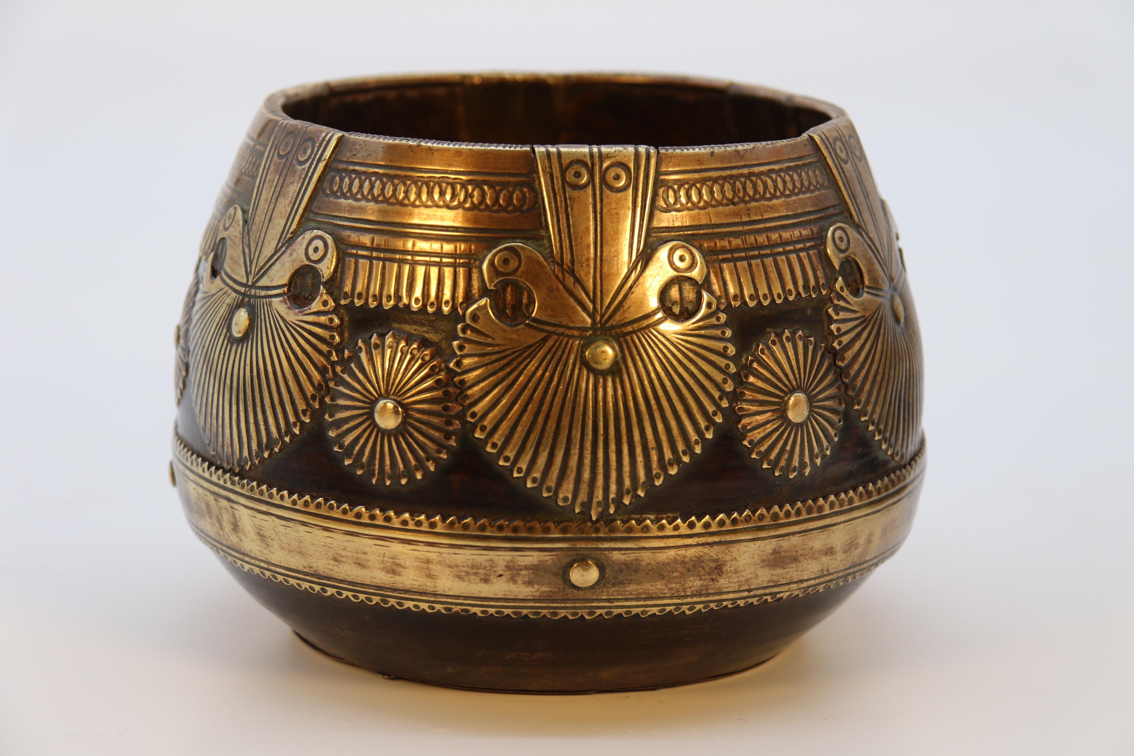 Antique pair of mid 19th century Raj period Indian ceremonial bowls circa 1860 For Sale 4