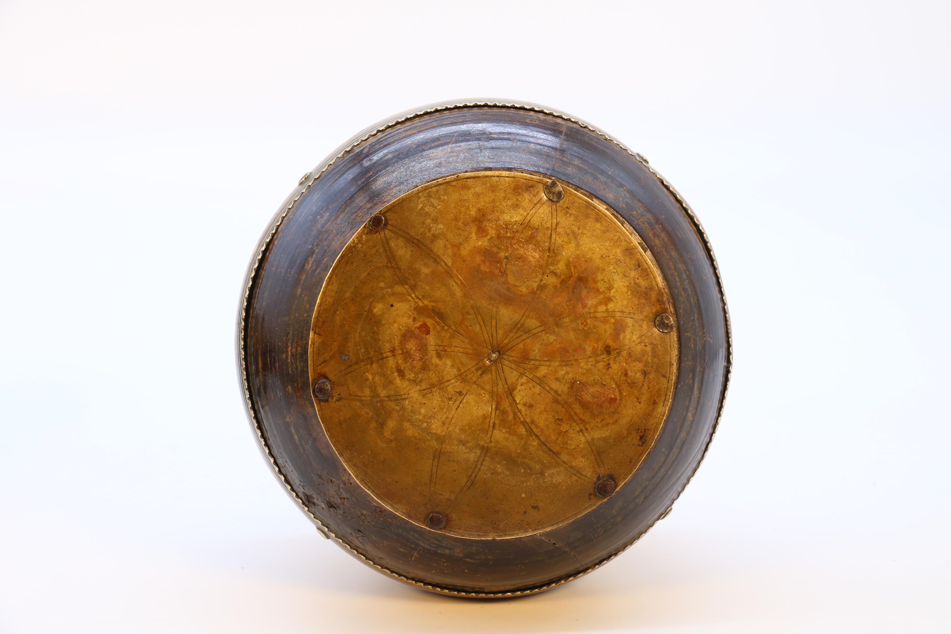 Laiton Paire d'anciens bols d'apparat indiens du milieu du 19e siècle de la période Raj, vers 1860 en vente