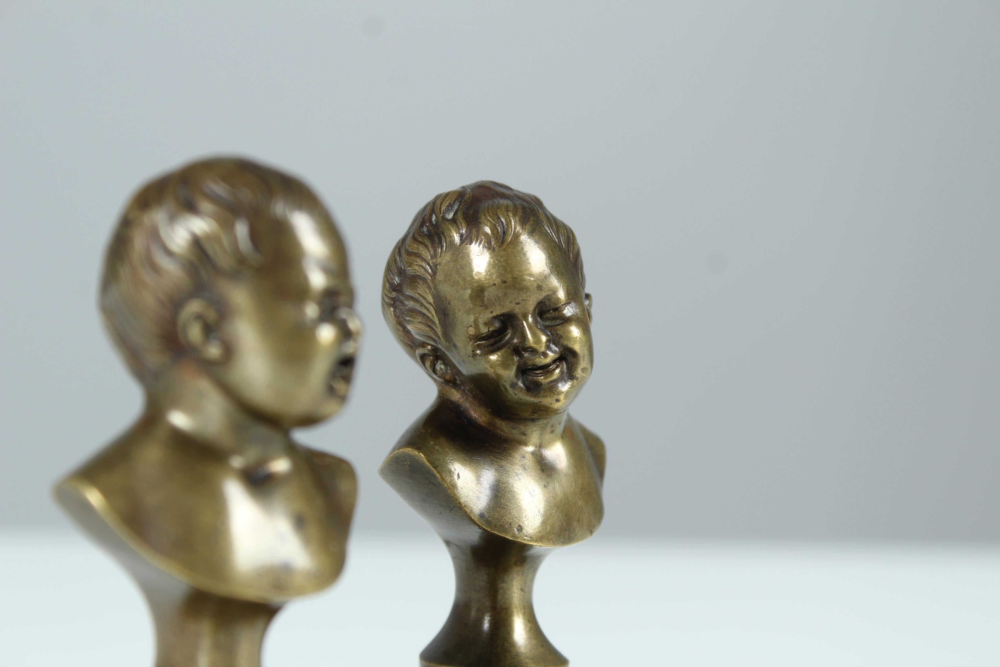 Antikes Paar Miniaturbüsten von zwei Kindern, eines weint und eines lacht.
Schöne Bronzearbeit, schön gemeißelt und poliert.
Frankreich, Ende 19. Jahrhundert.

