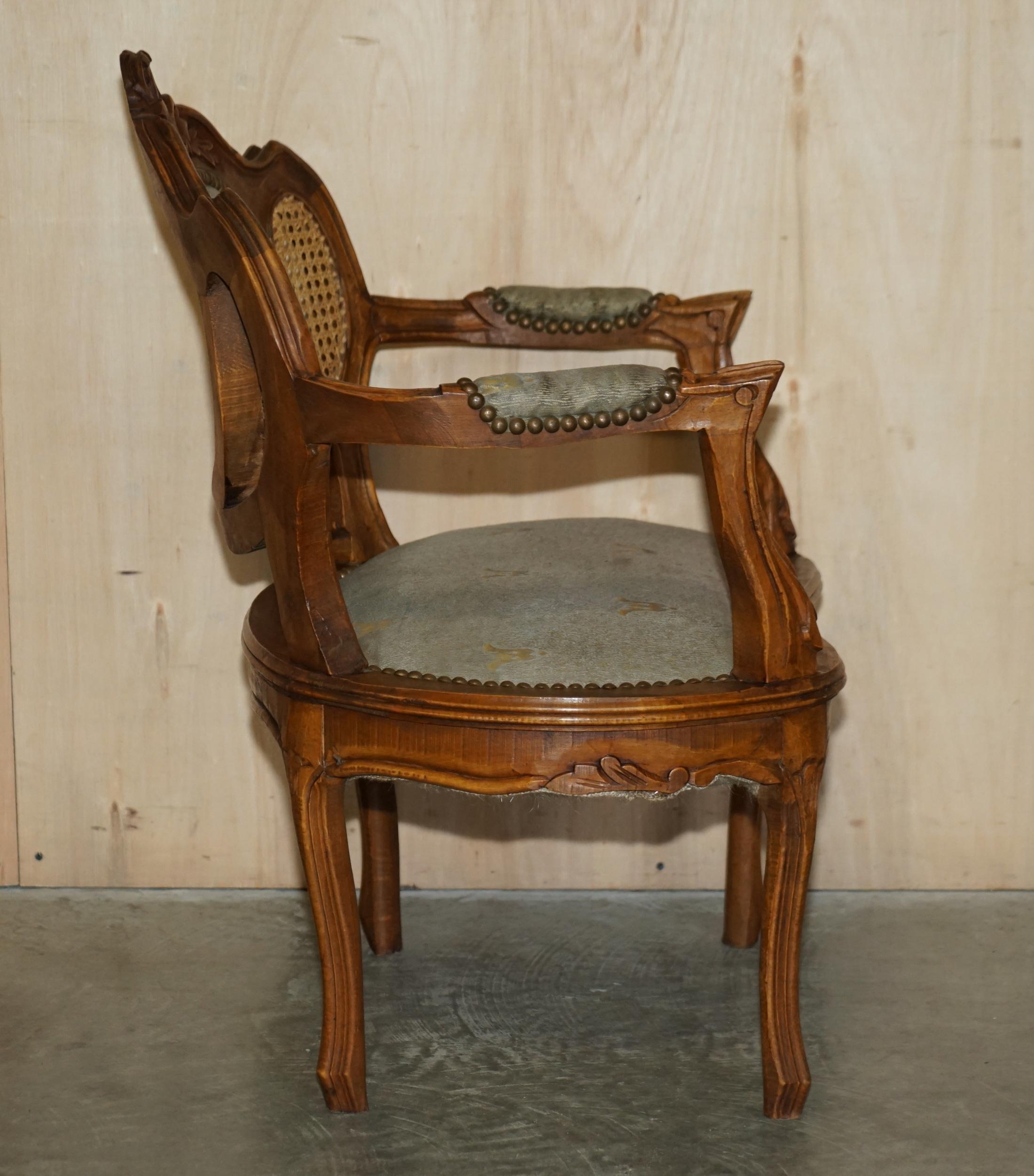 Ancienne paire de fauteuils en Bergère Napoléon III vers 1890 et table assortie en vente 5