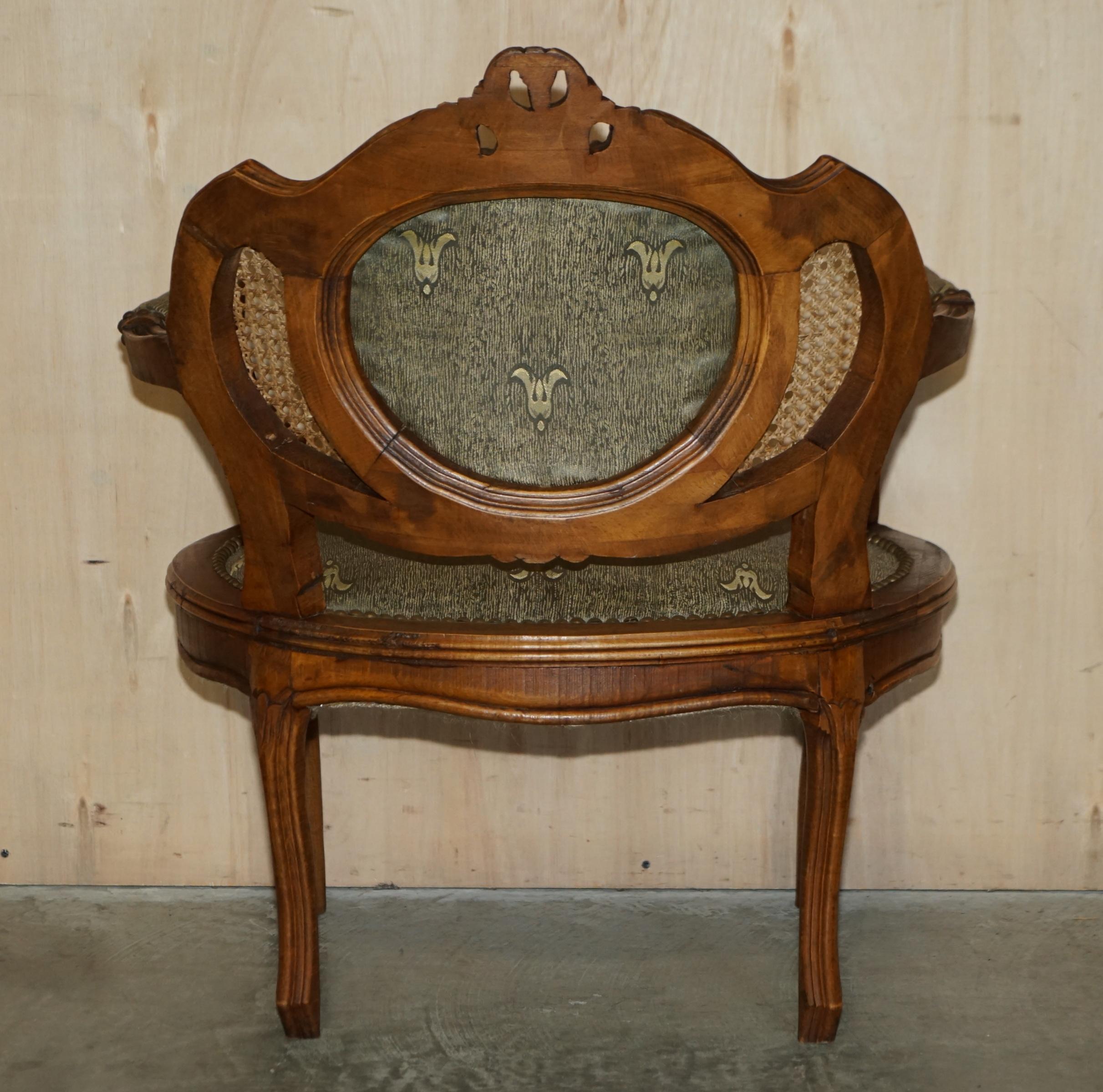Ancienne paire de fauteuils en Bergère Napoléon III vers 1890 et table assortie en vente 6