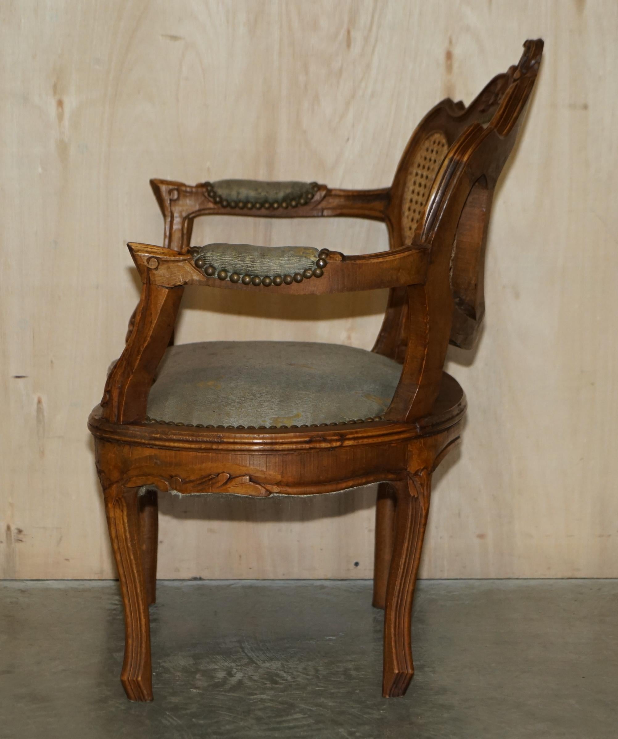 Ancienne paire de fauteuils en Bergère Napoléon III vers 1890 et table assortie en vente 7