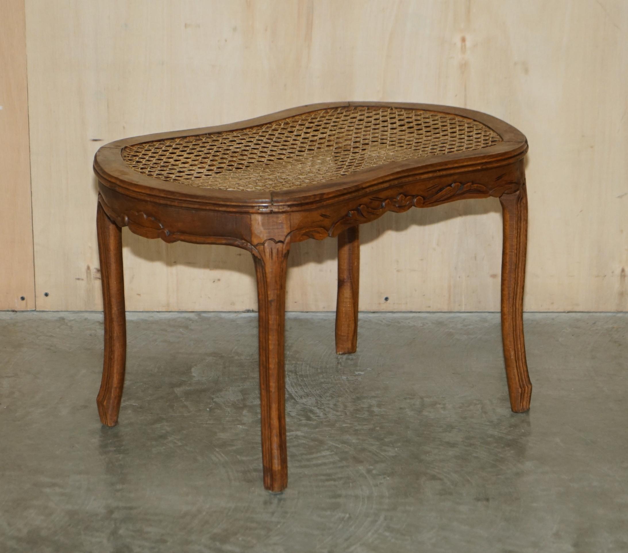 Ancienne paire de fauteuils en Bergère Napoléon III vers 1890 et table assortie en vente 7