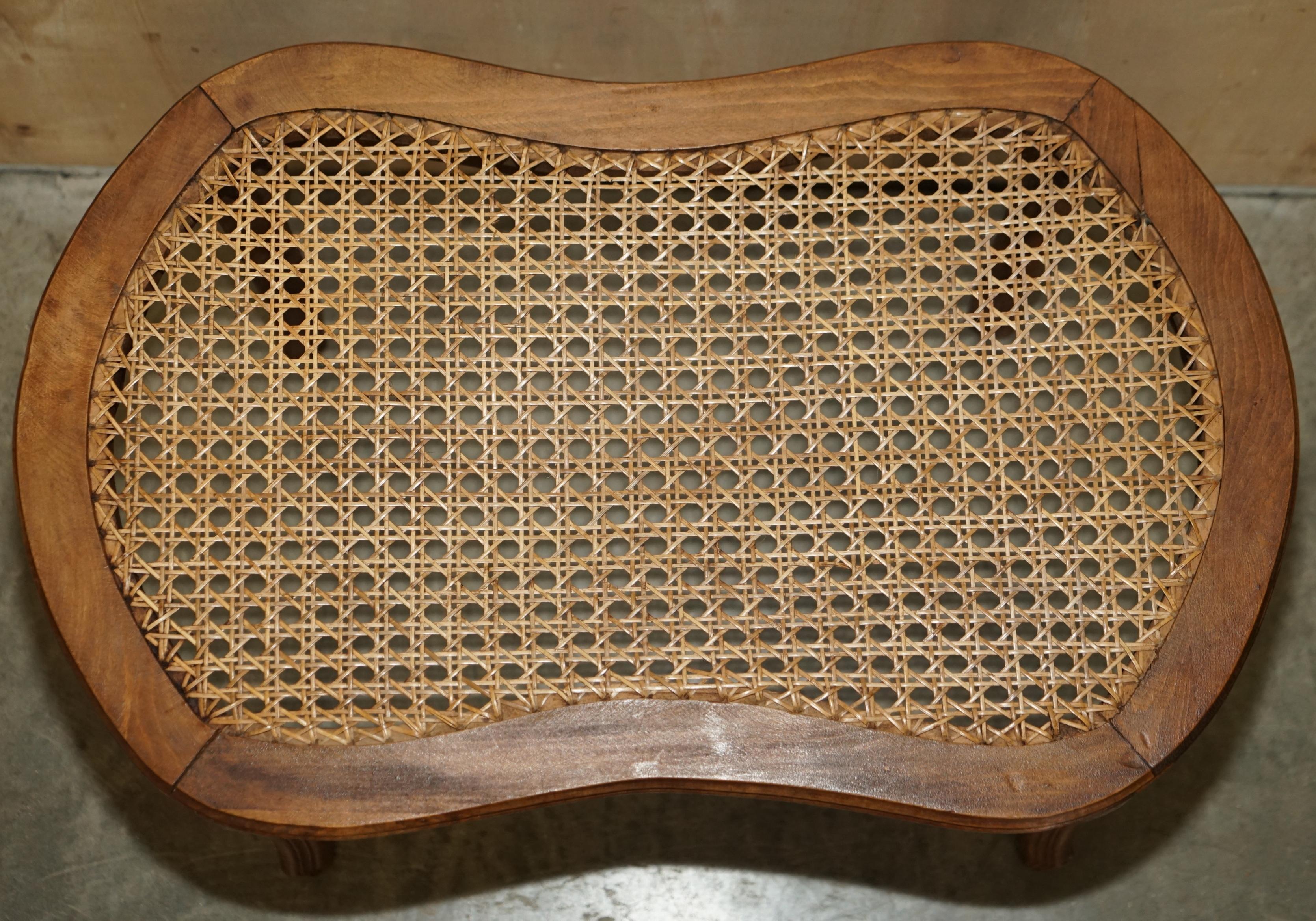 Ancienne paire de fauteuils en Bergère Napoléon III vers 1890 et table assortie en vente 11
