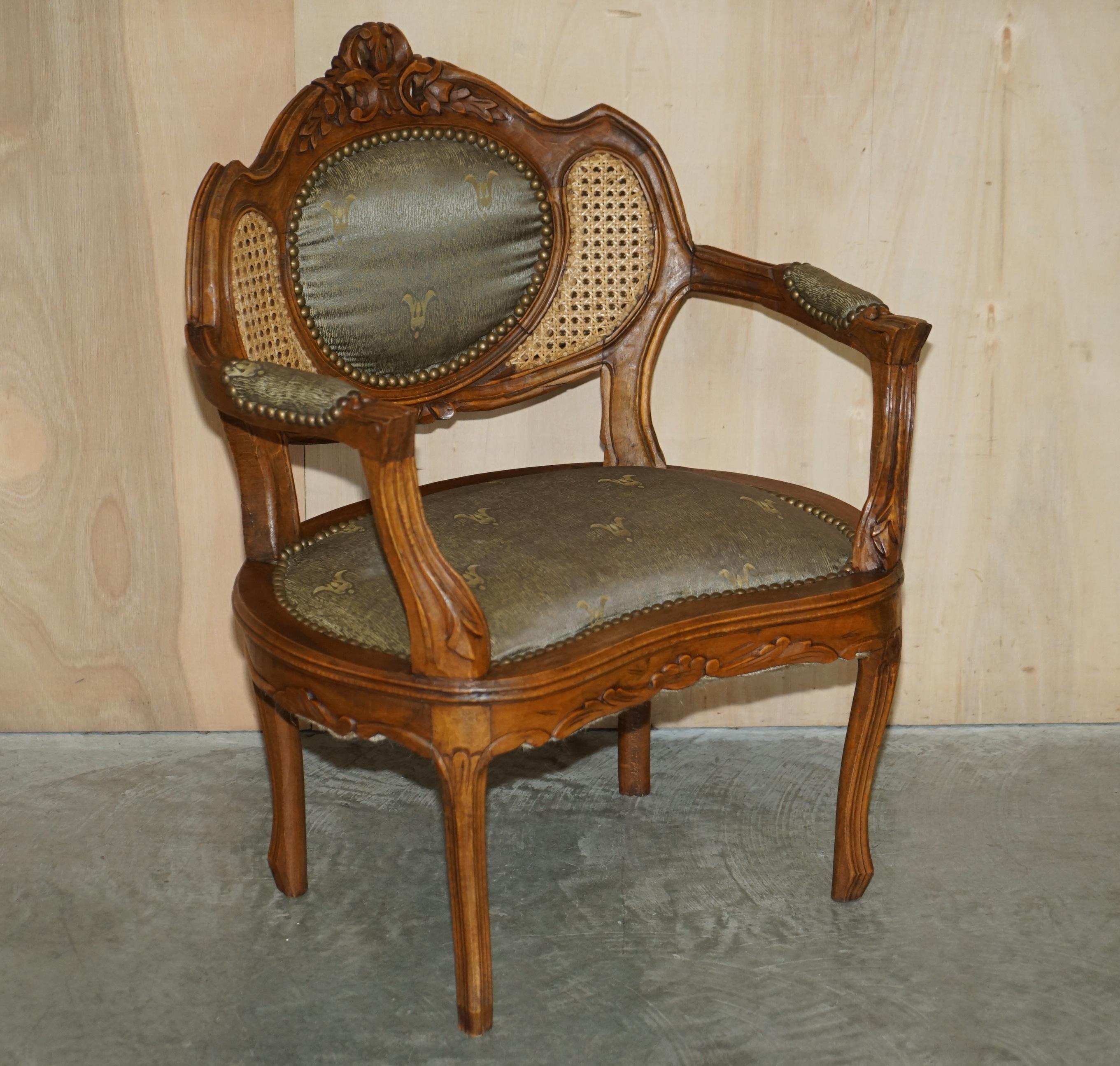 Nous sommes ravis d'offrir à la vente cette superbe paire de fauteuils bergère originaux vers 1890 de style Napoléon III Louis XVI avec la table d'appoint assortie. 

Ces chaises sont accompagnées d'un canapé de salon assorti qui est listé dans