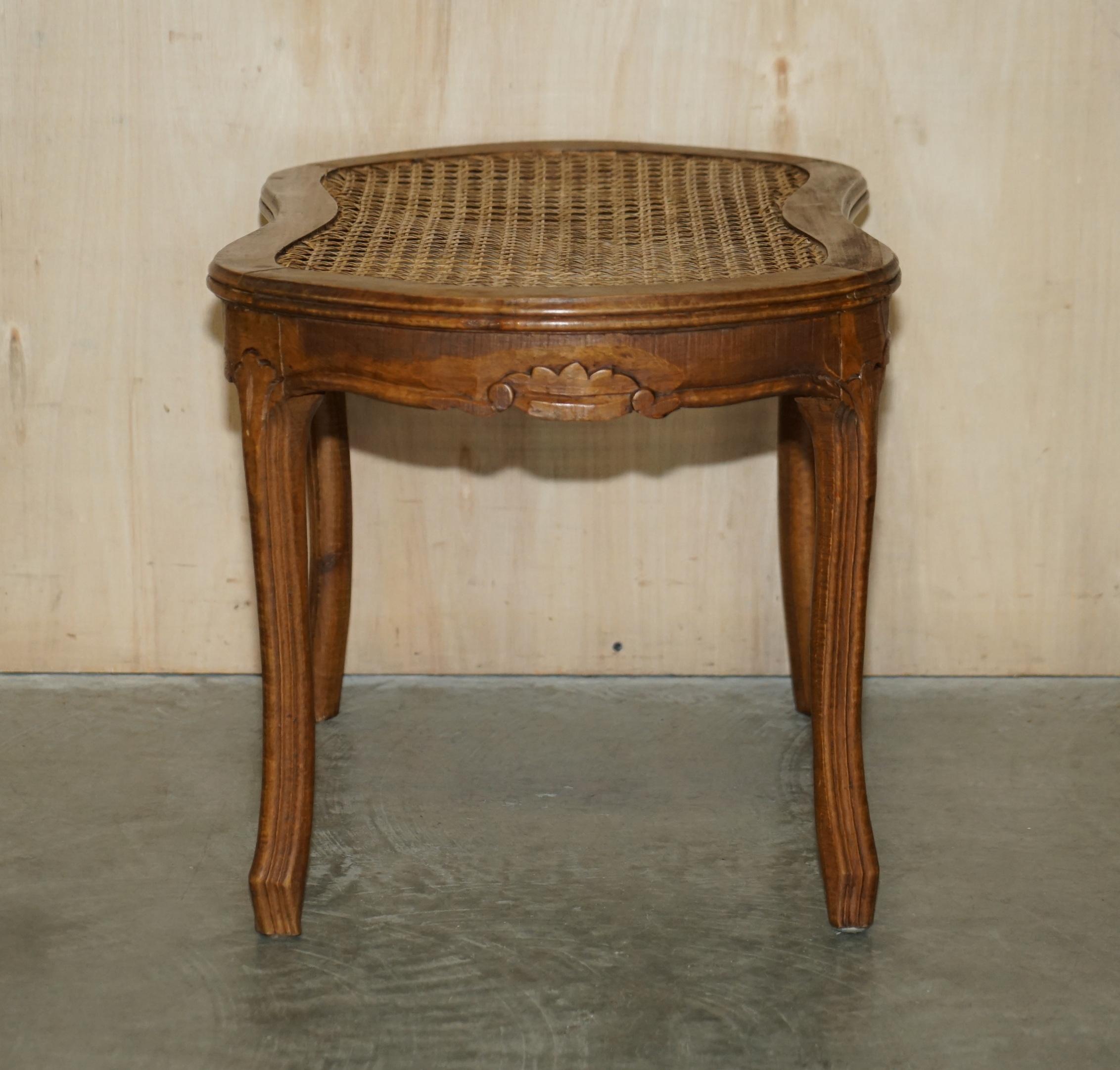 Ancienne paire de fauteuils en Bergère Napoléon III vers 1890 et table assortie en vente 13