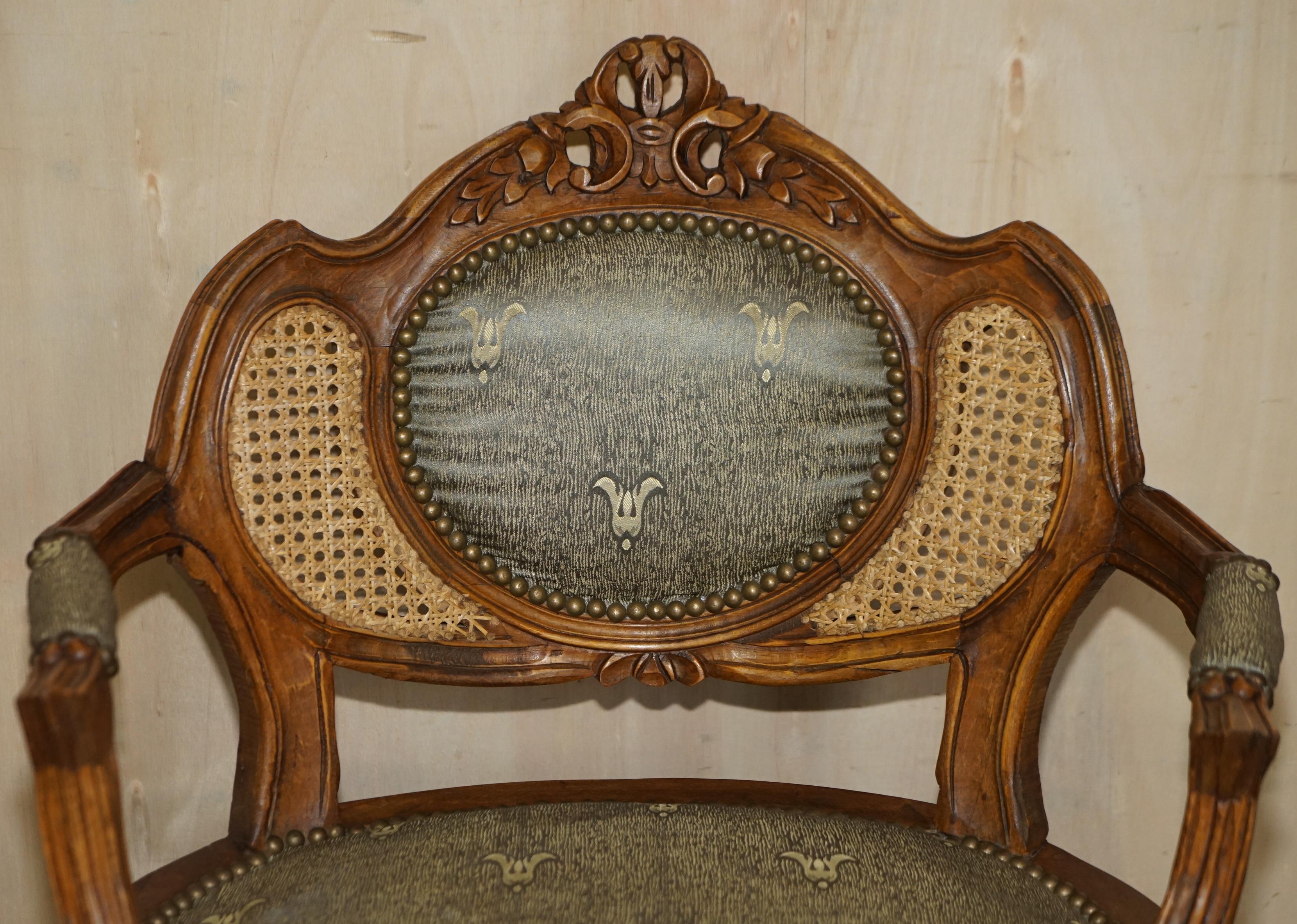 Fait main Ancienne paire de fauteuils en Bergère Napoléon III vers 1890 et table assortie en vente