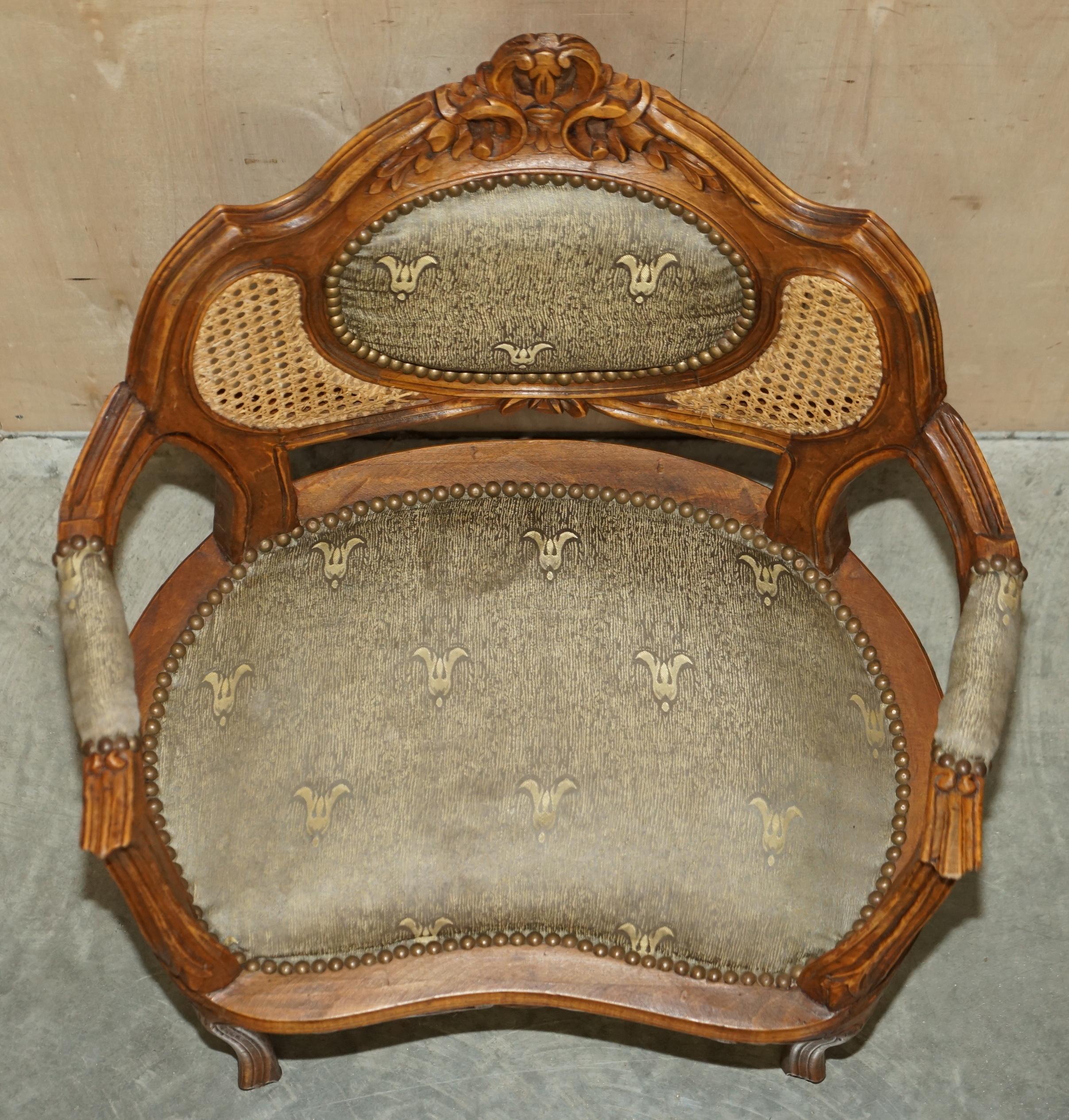 Ancienne paire de fauteuils en Bergère Napoléon III vers 1890 et table assortie en vente 3