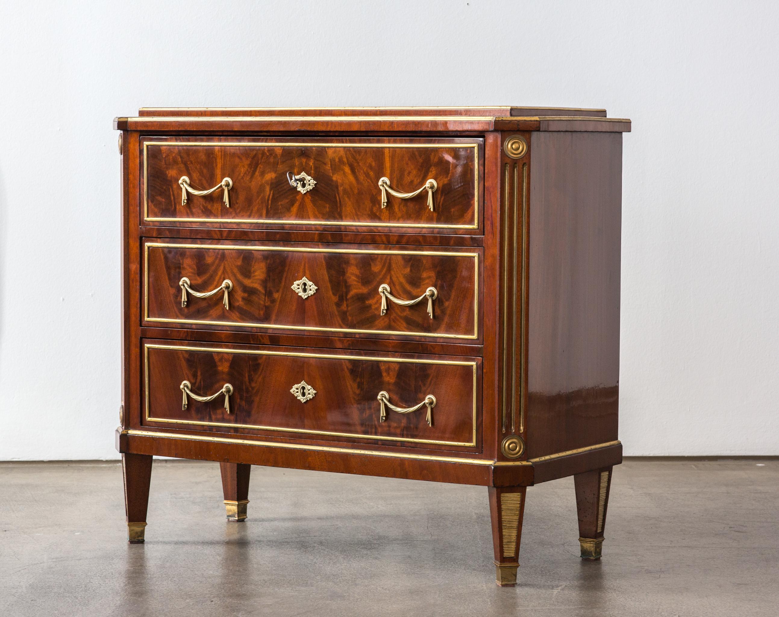 Antique Pair of Neoclassical Mahogany Louis XVI Chests from Russia, 19th Century In Good Condition In Vienna, AT