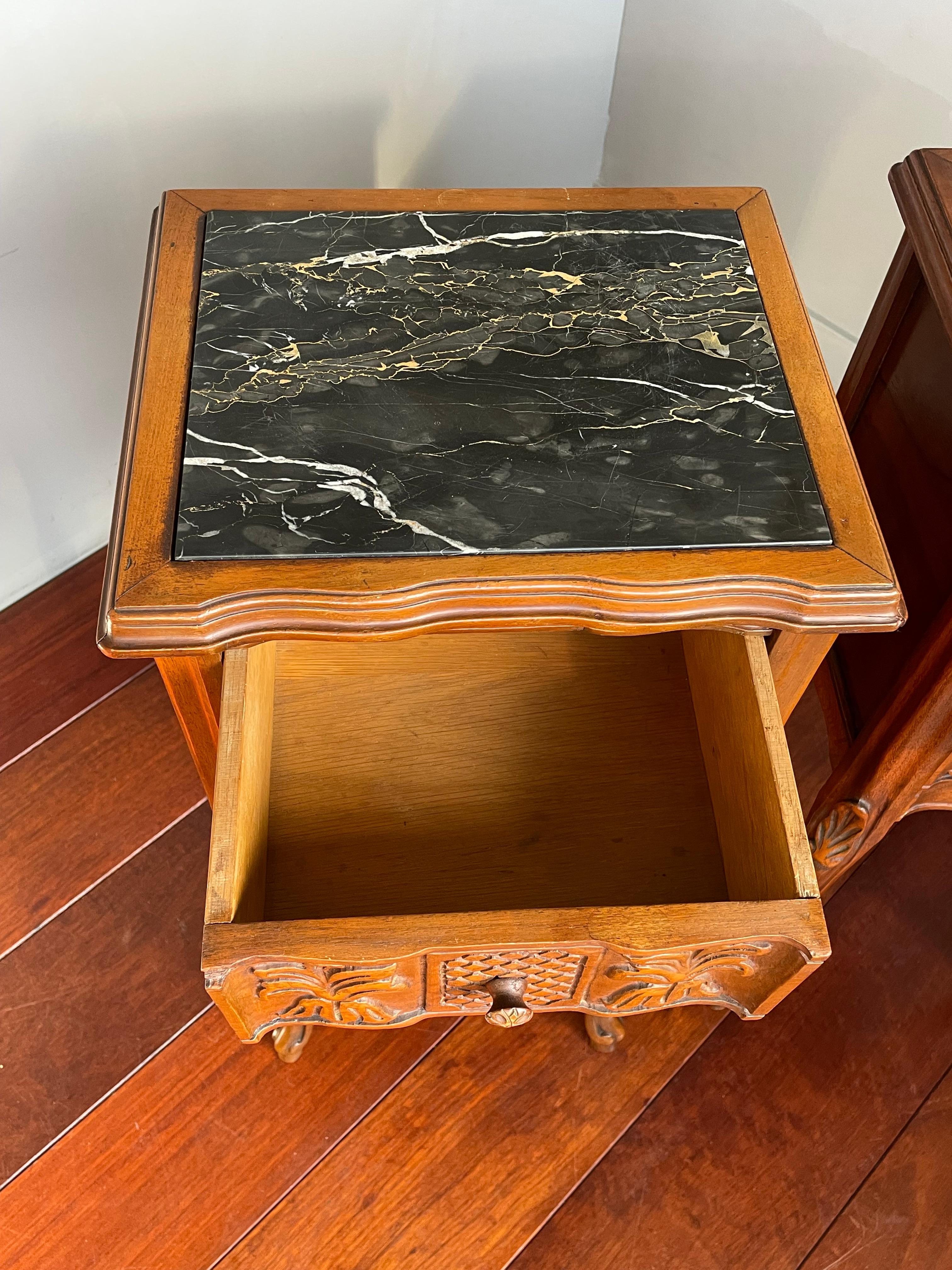 Paire d'anciennes tables de chevet en bois de noyer avec de superbes plateaux en marbre en vente 4