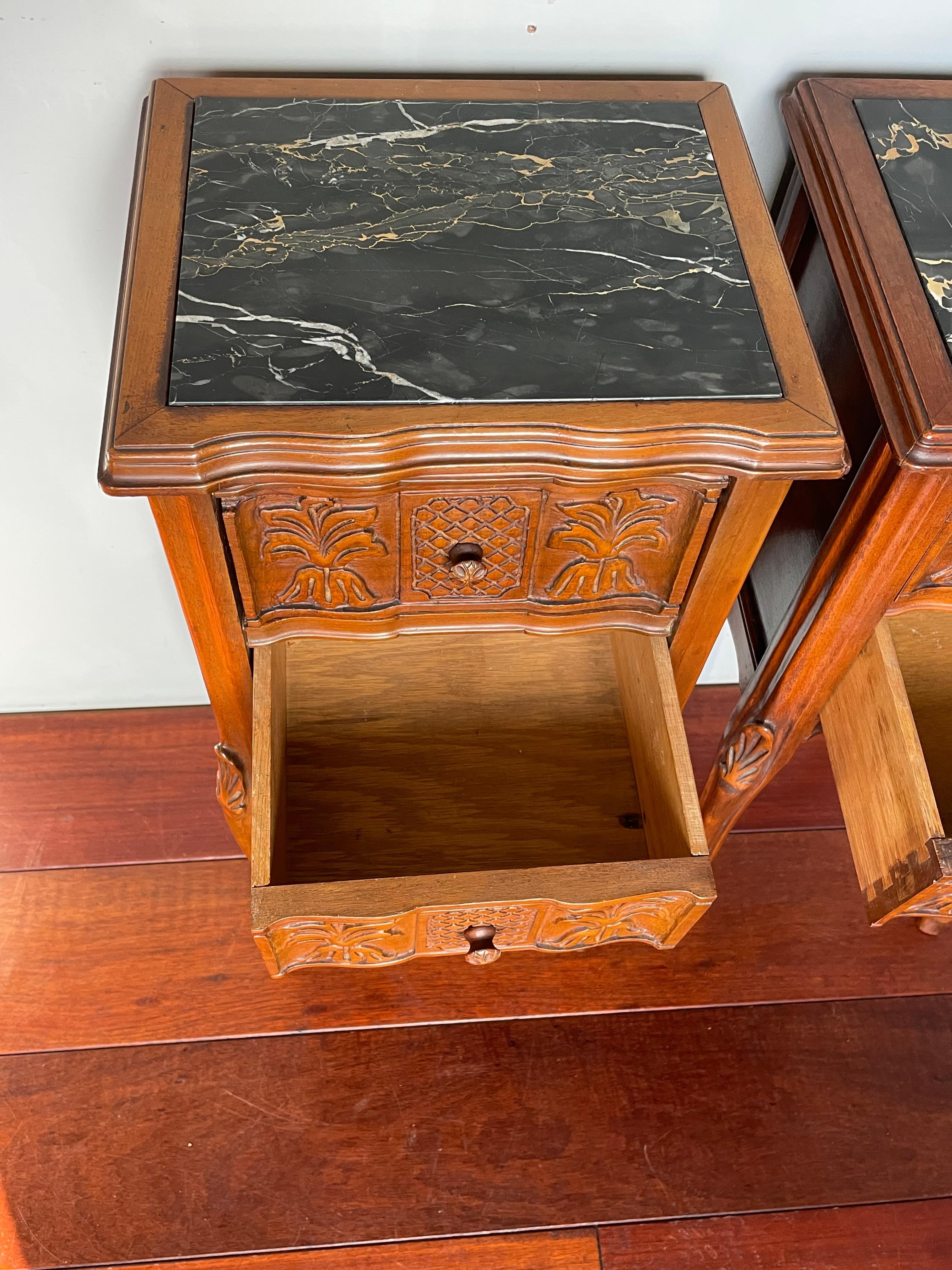 Paire d'anciennes tables de chevet en bois de noyer avec de superbes plateaux en marbre en vente 5