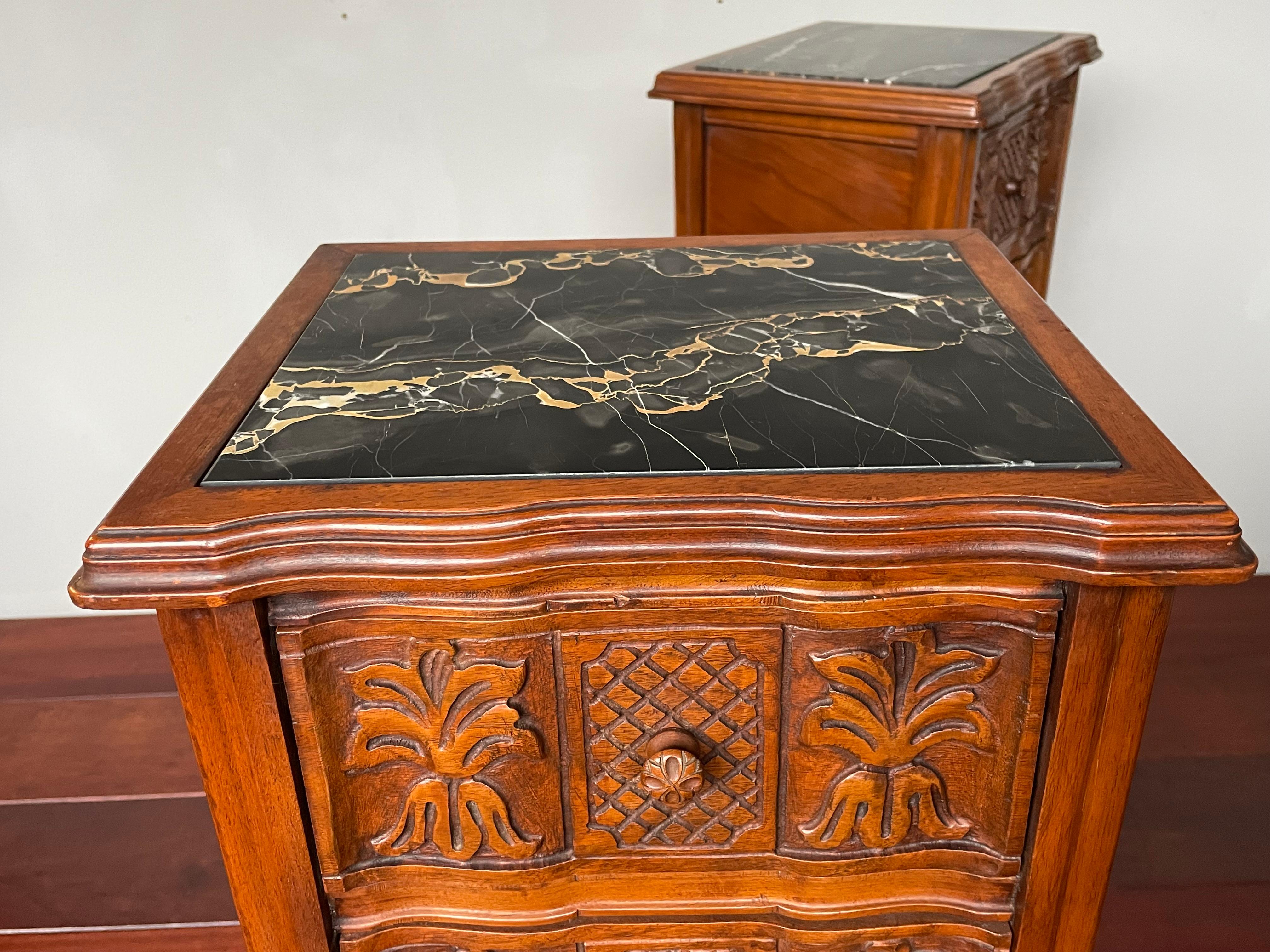 Poli Paire d'anciennes tables de chevet en bois de noyer avec de superbes plateaux en marbre en vente