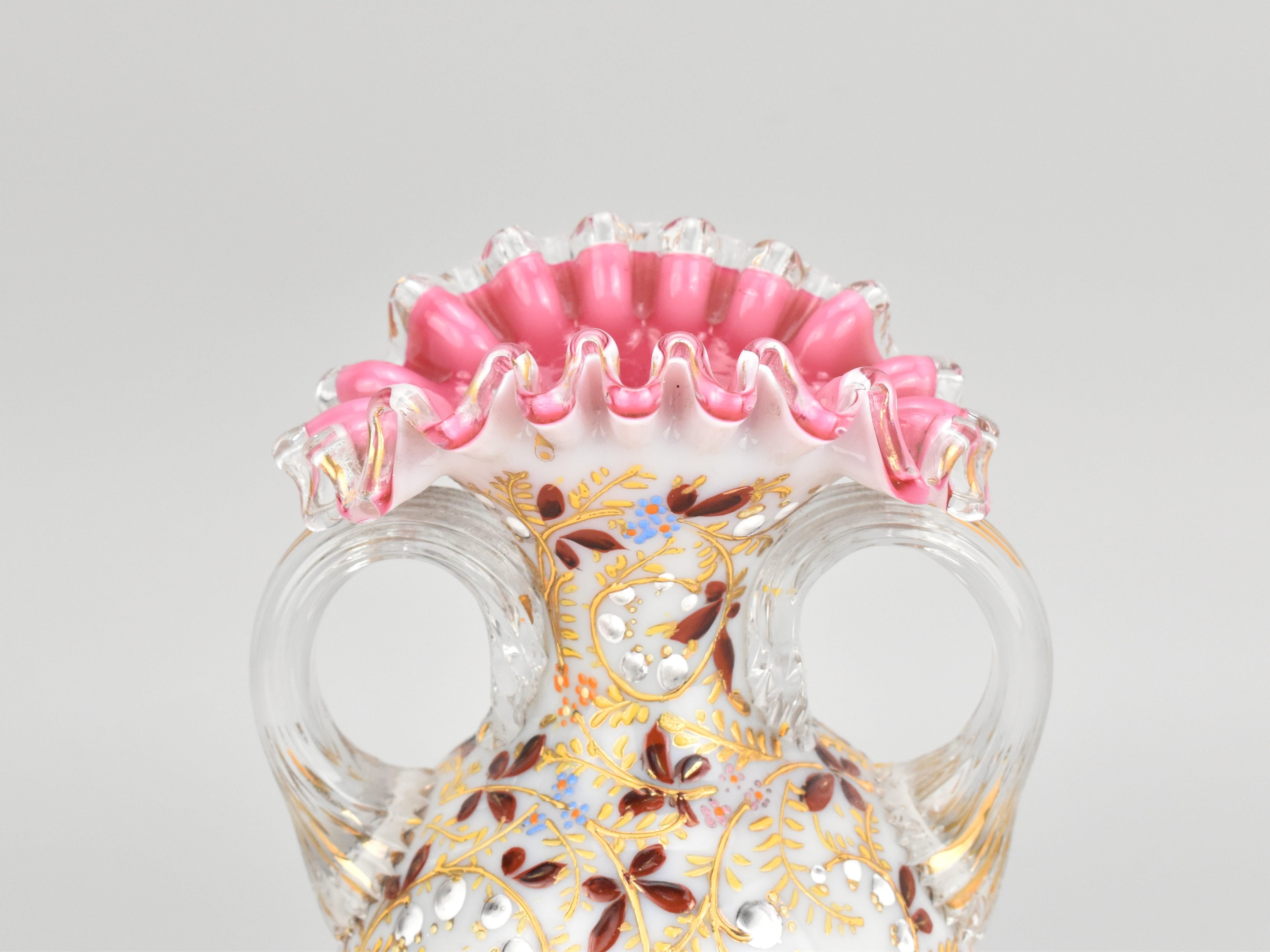 Paire de vases anciens en verre émaillé avec superposition d'opaline par Moser, 19ème siècle en vente 4
